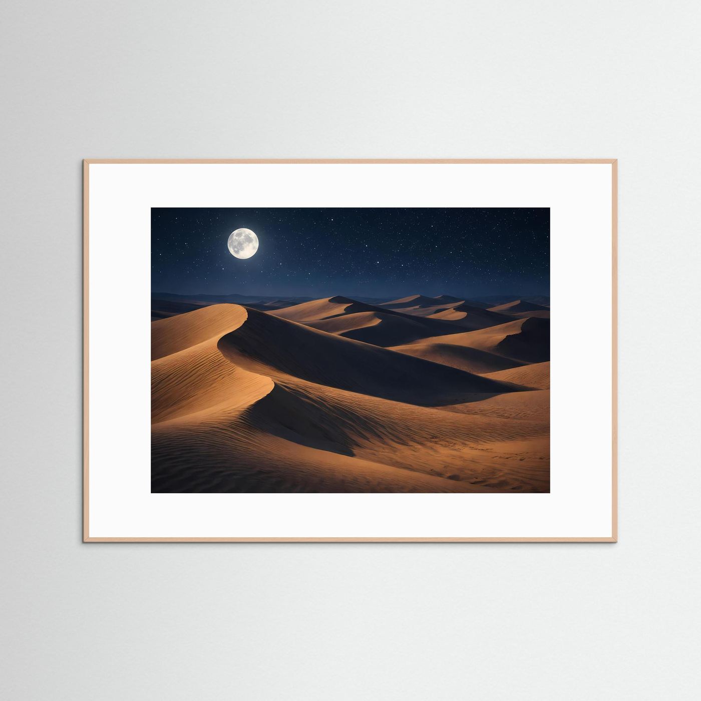 Poster mit Wüstennacht-Motiv, Vollmond über Dünen, beiger Holzrahmen im Querformat