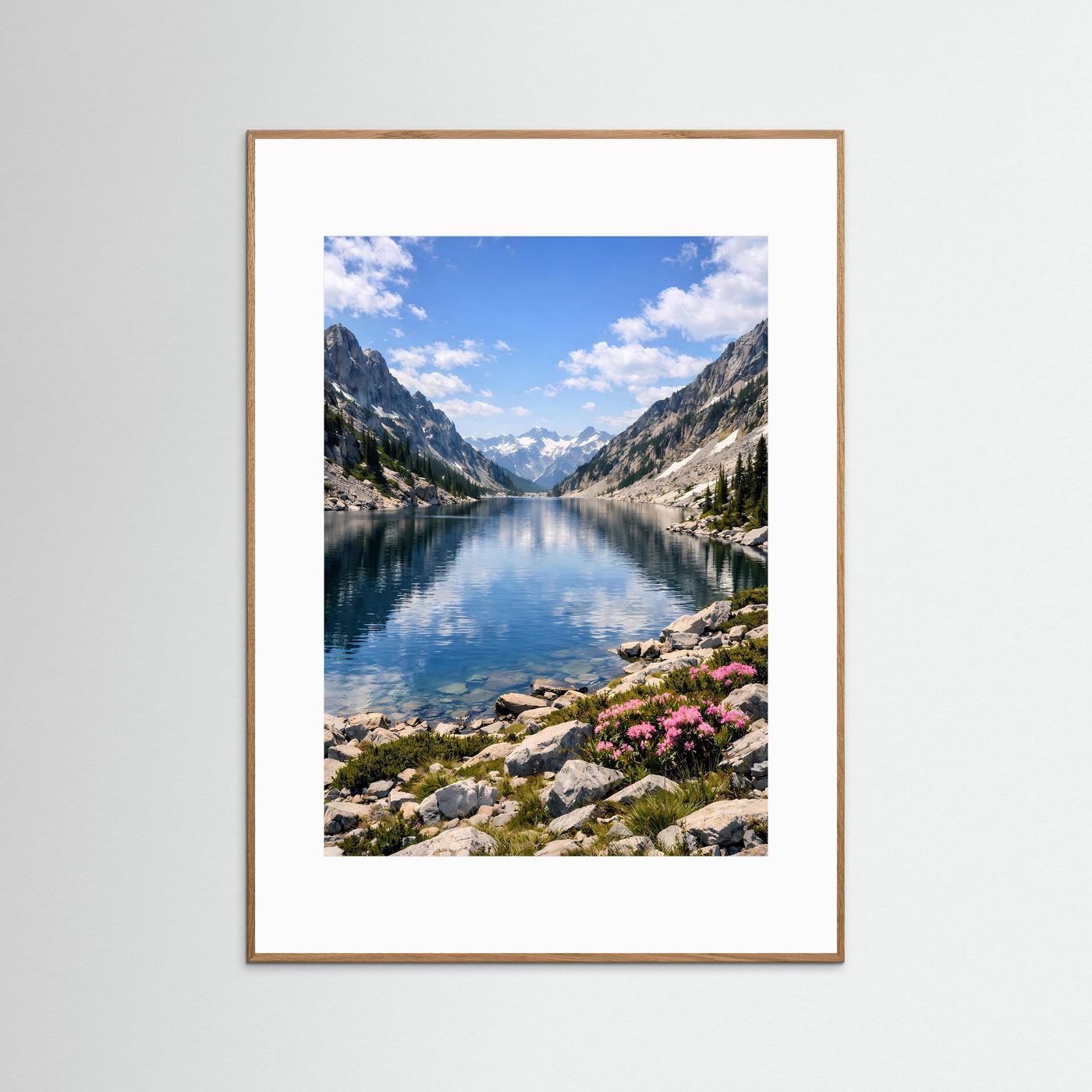 Alpenposter mit spiegelndem Bergsee, Wildblumen am Ufer, goldbrauner Holzrahmen
