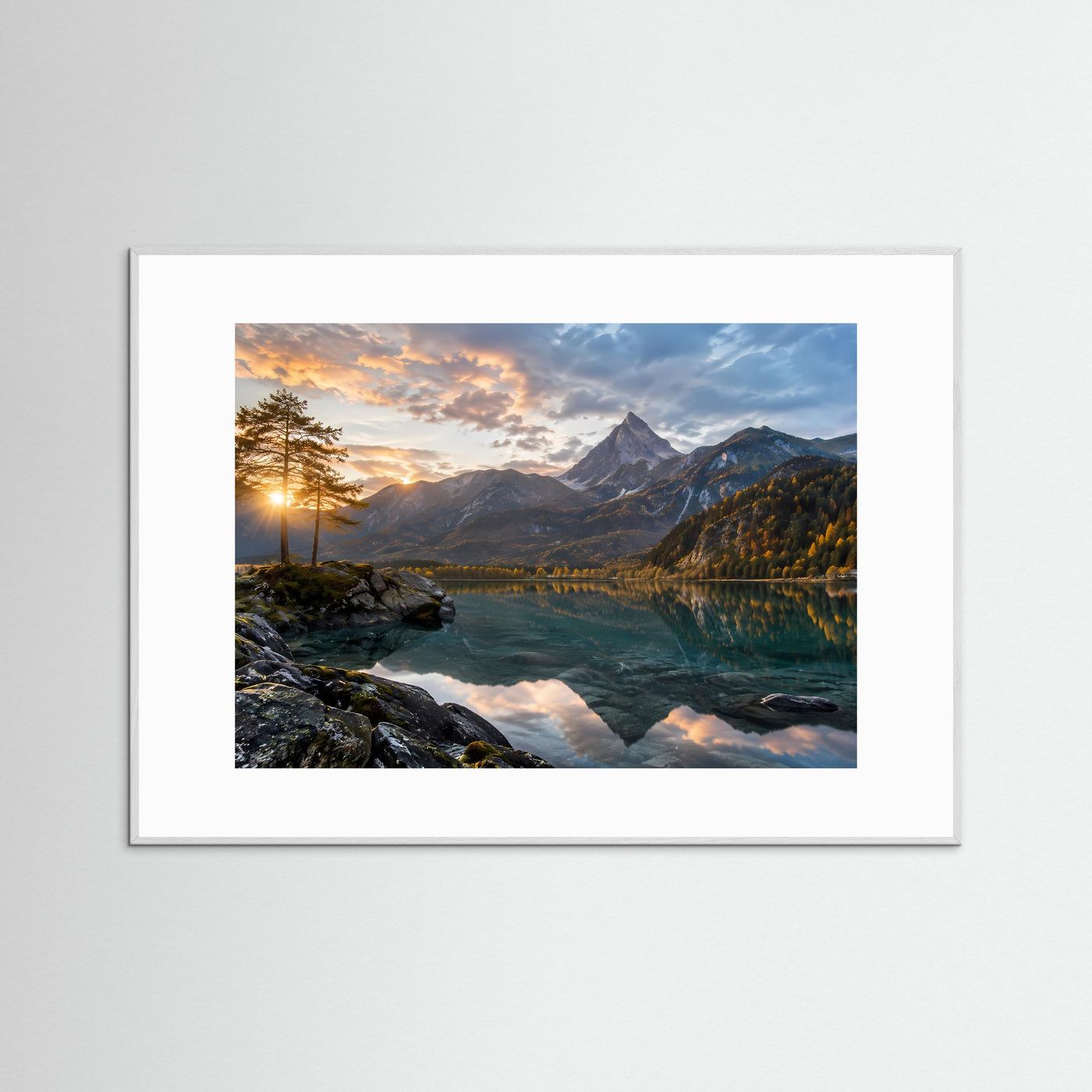 Gerahmtes Poster im Querformat mit Landschaft: See, Berge und Herbstwald bei Sonnenuntergang, grauer Rahmen