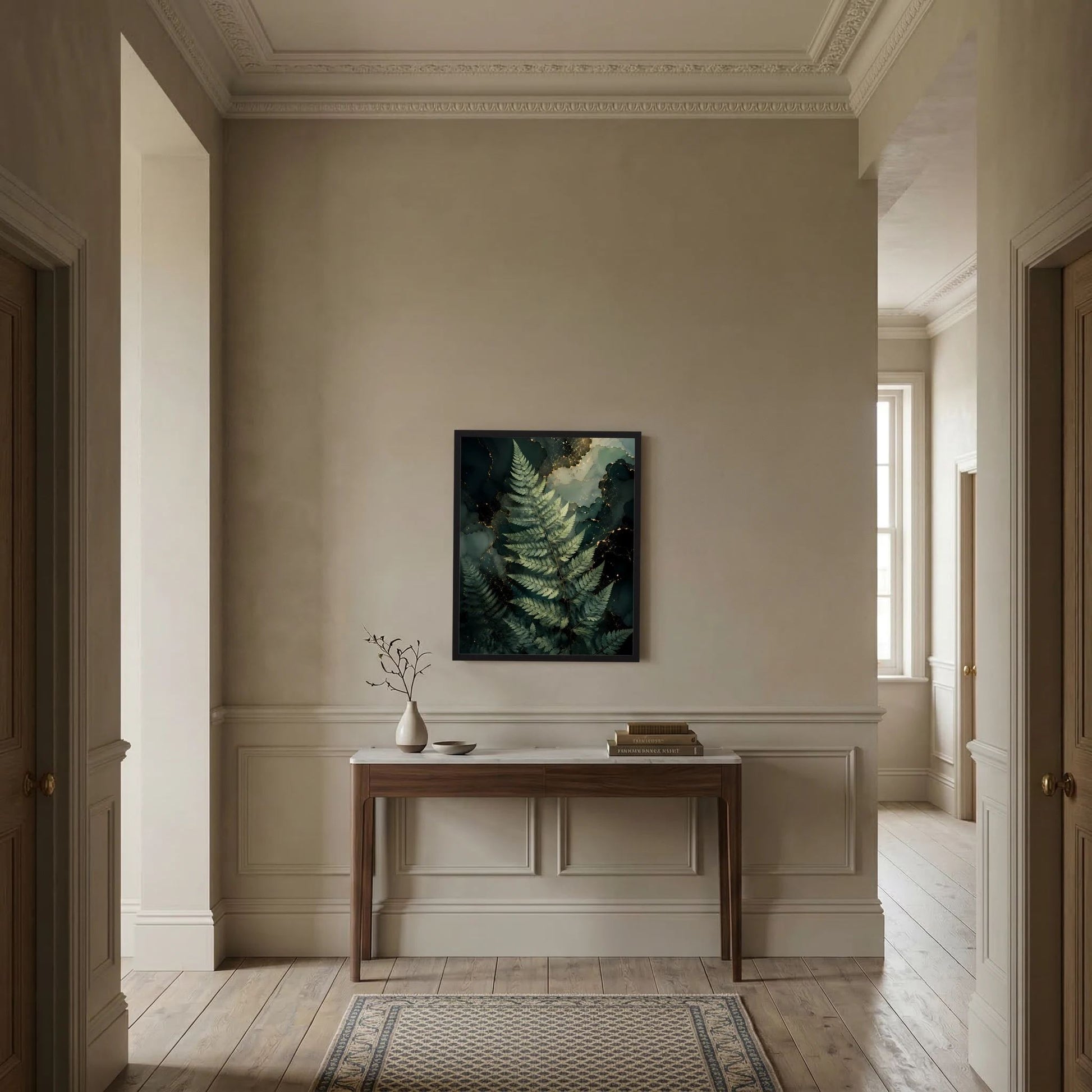 Schwarz gerahmtes Kunstposter mit Farnwedel-Motiv in Dunkelgrün und goldenen Nuancen
