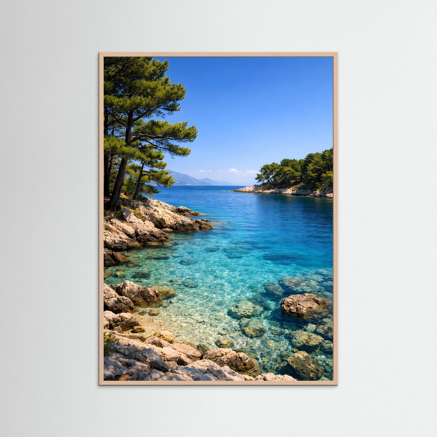 Gerahmtes Küstenposter im Hochformat mit türkisblauer Küste, Felsen und Pinien