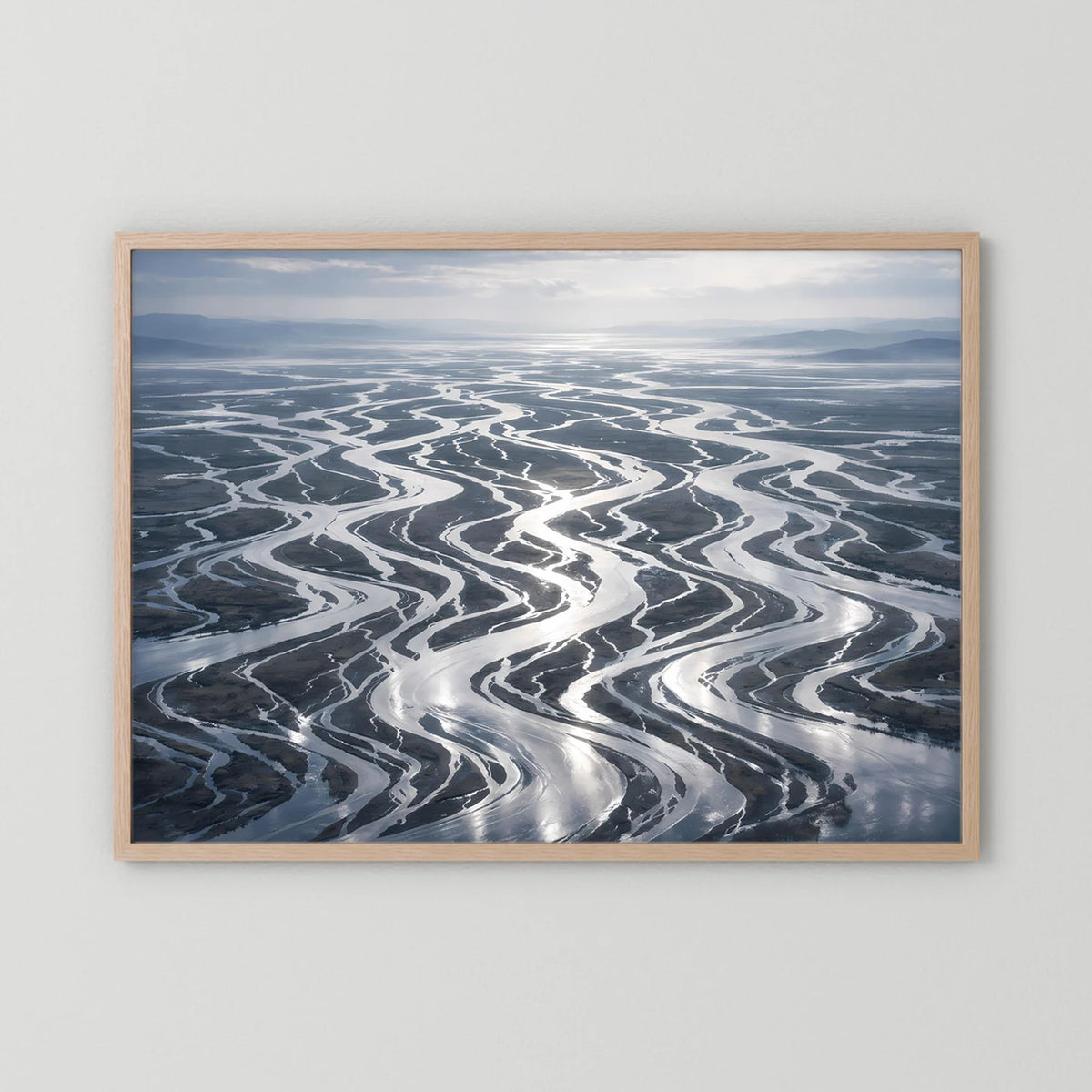 Wandbild Flussdelta aus Vogelperspektive, quer, heller Holzrahmen