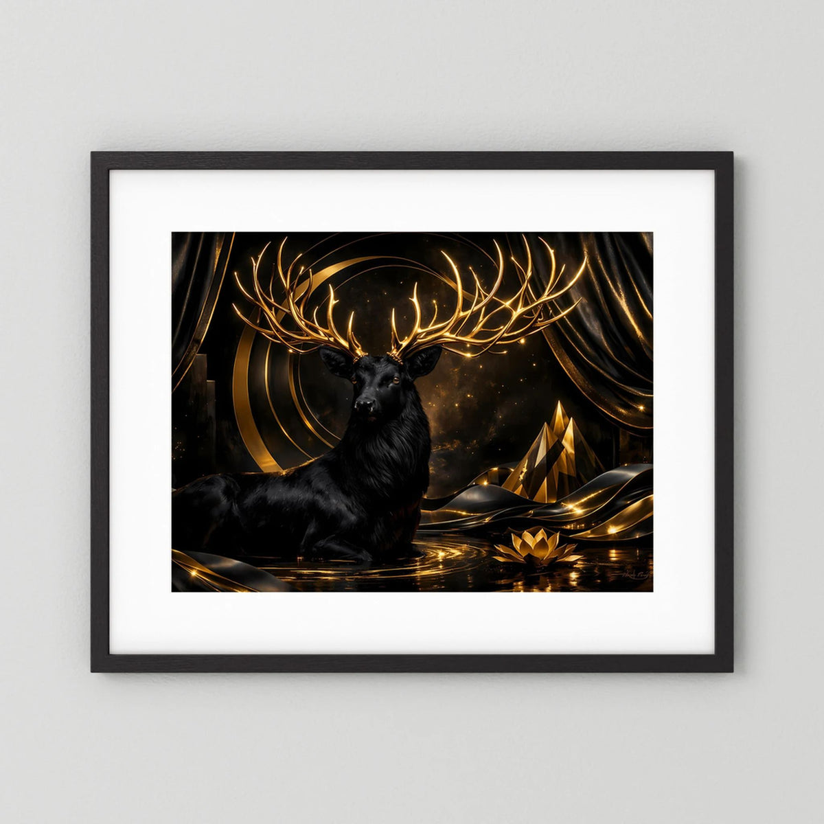 Wandbild mit schwarzem Hirsch und goldenen Geweihlinien, schwarzer Rahmen und weißer Rand