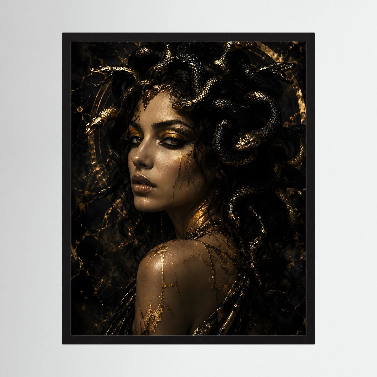 Medusa-Poster im schwarzen Rahmen mit Frauengesicht und goldenen Schlangen, Schwarz-Gold