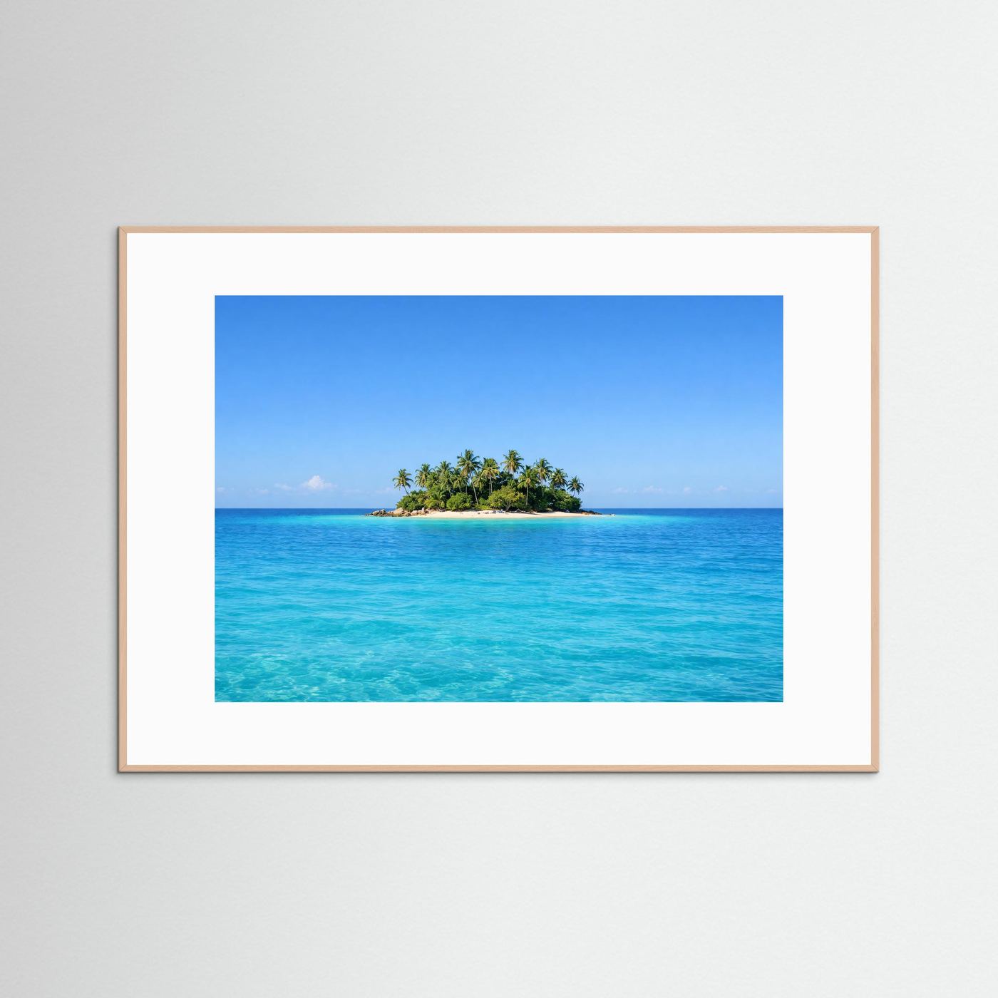Naturposter mit Insel im türkisblauen Meer, heller Holzrahmen