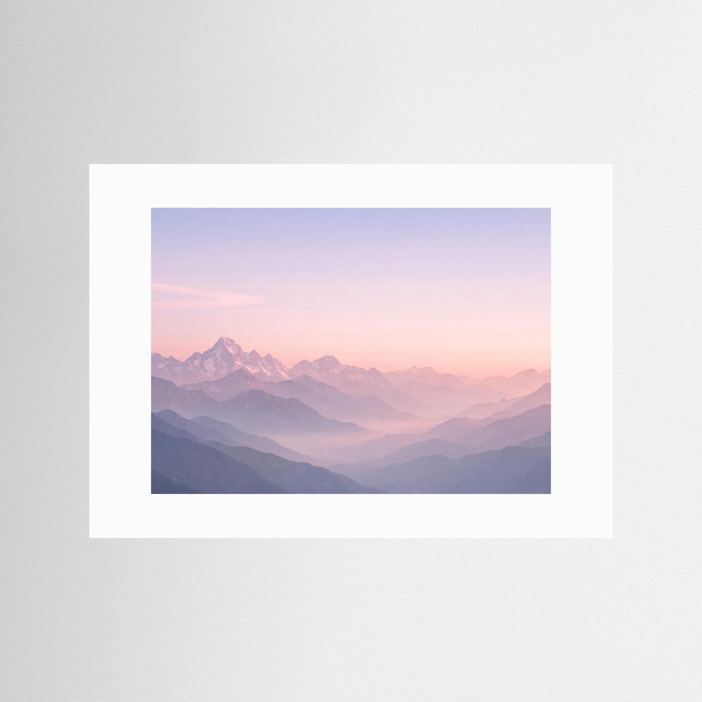 Poster mit Bergkette im Pastell-Morgenlicht, Querformat, mit weißem Passepartout