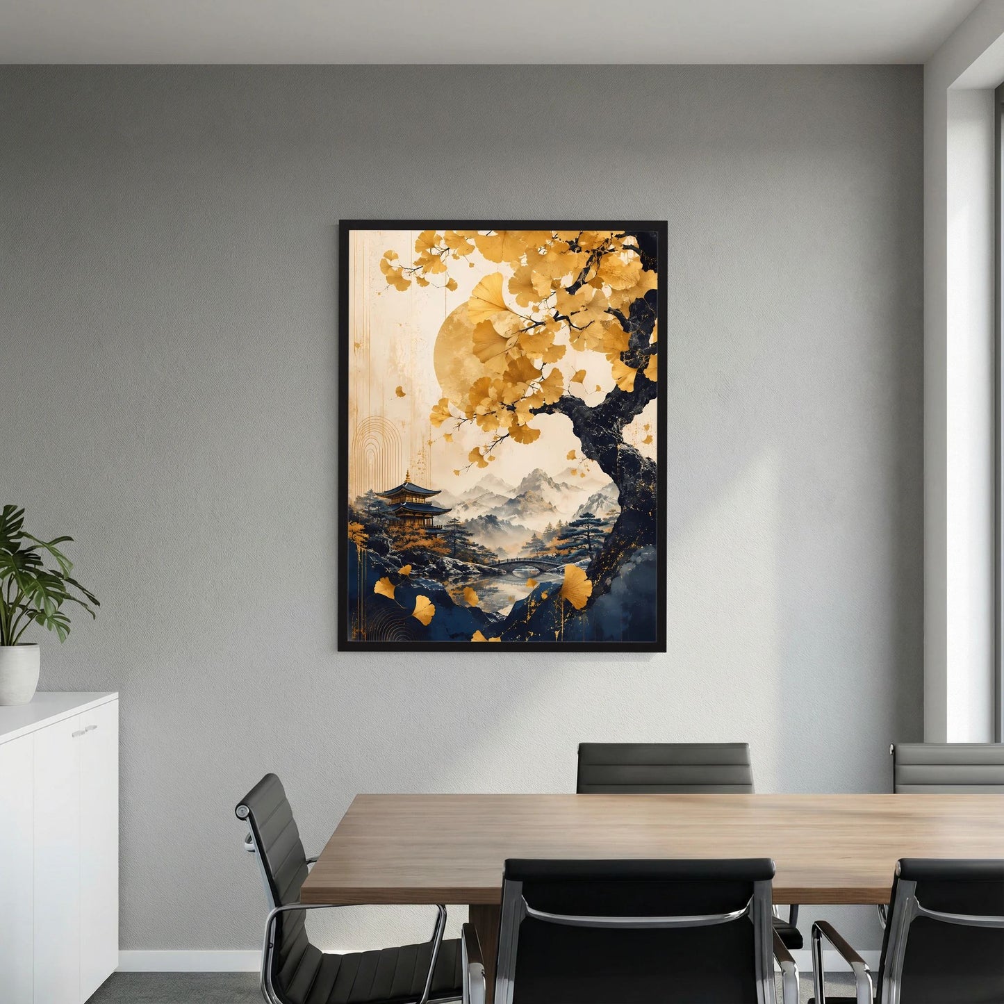 Hochformatiges Poster mit goldenem Ginkgobaum und Berglandschaft, schwarzer Rahmen