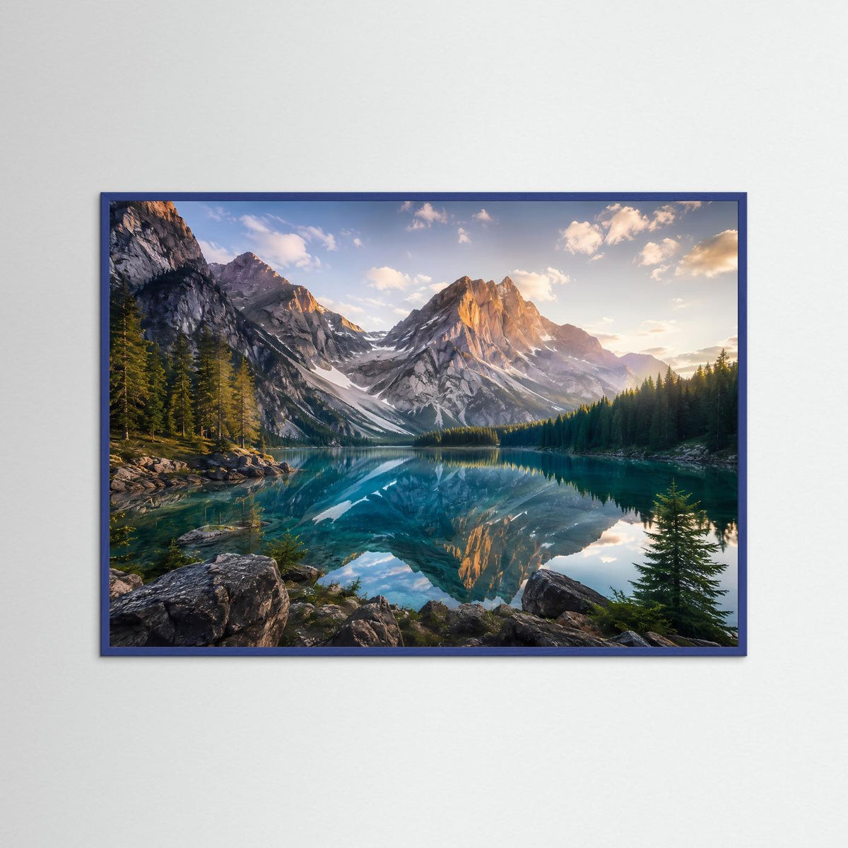 Bergsee-Poster im Querformat mit blauem Holzrahmen und Spiegelung im Bergsee