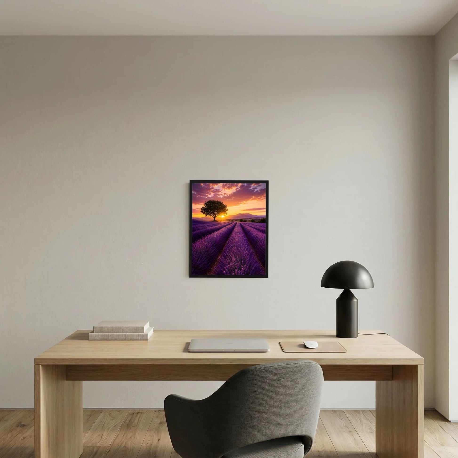 Gerahmtes Lavendelfeldposter auf beiger Wand über dem Schreibtisch, violette Felder im Abendlicht