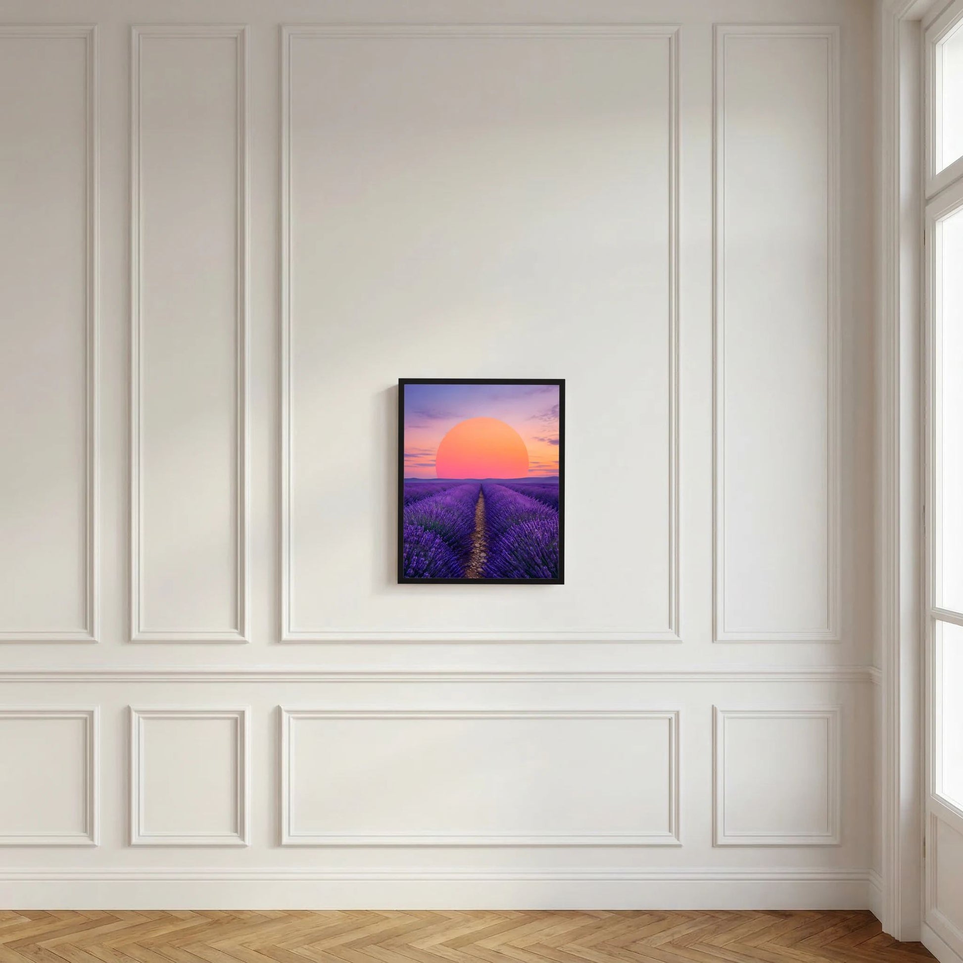 Hochformat-Poster mit lila Lavendelreihen und orangefarbener Sonne im Abendhimmel, schwarzer Rahmen