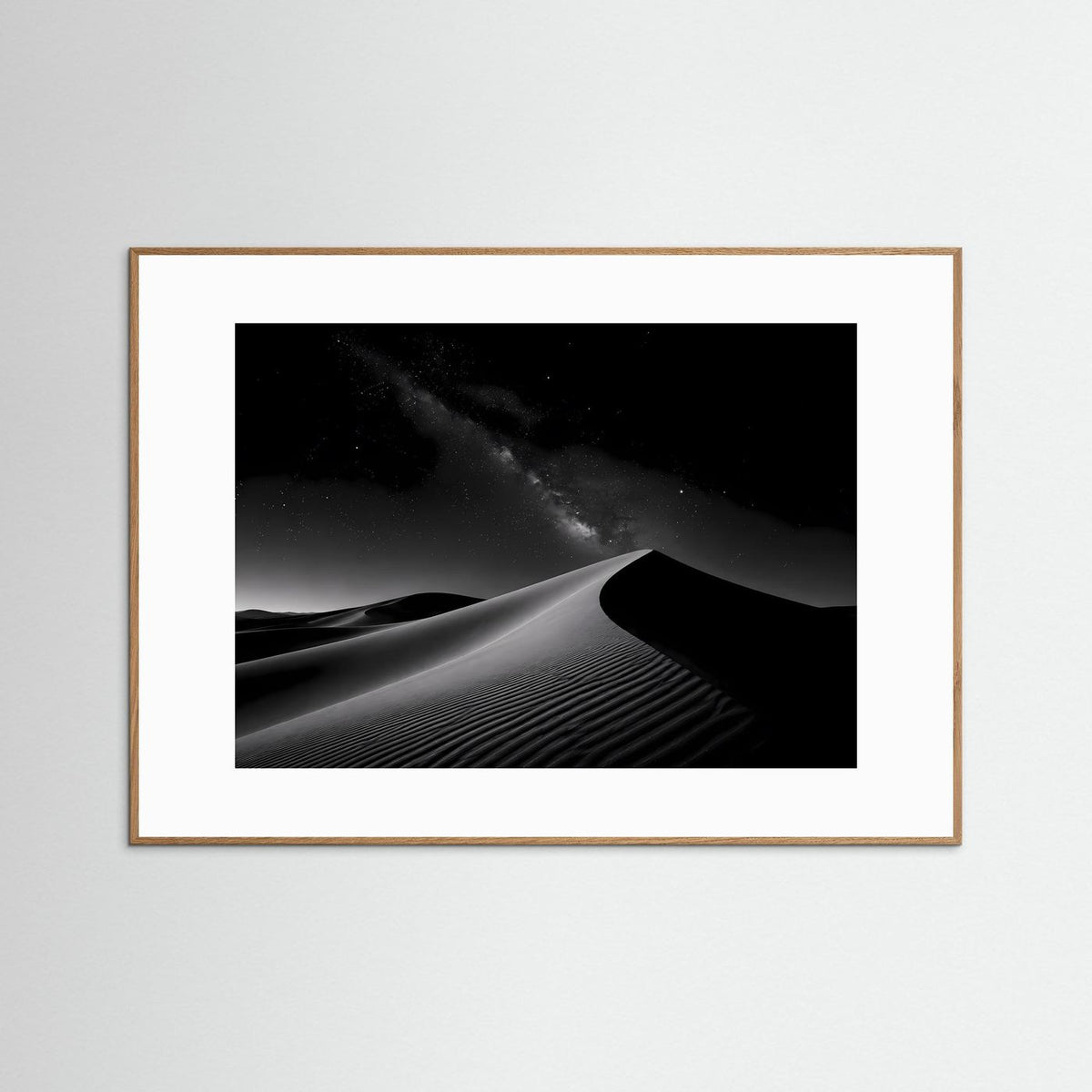 Querformat-Poster: Wüstendünen in Schwarzweiß, Nachtlandschaft, dunkler Holzrahmen