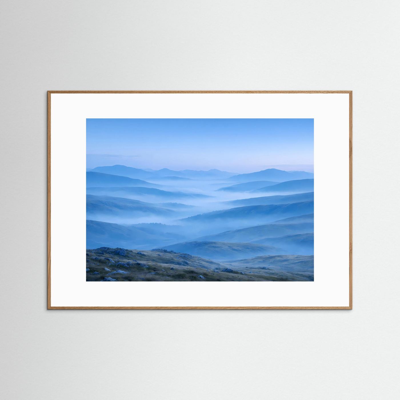Tiefblaue Hügellandschaft im Morgennebel | Minimalistisches Panorama Natur Poster Querformat