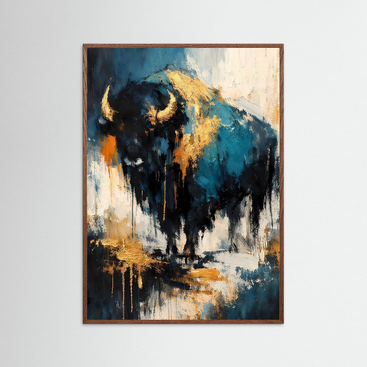 Kunstposter mit abstraktem Bisonporträt in Dunkelblau, Schwarz und Gold im braunen Holzrahmen