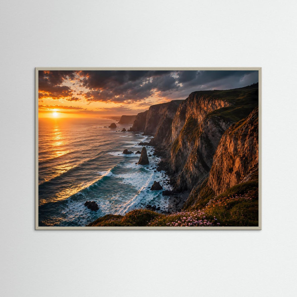 Wandbild Meeresklippe bei Sonnenuntergang, dunkle Wolken, grauer Holzrahmen