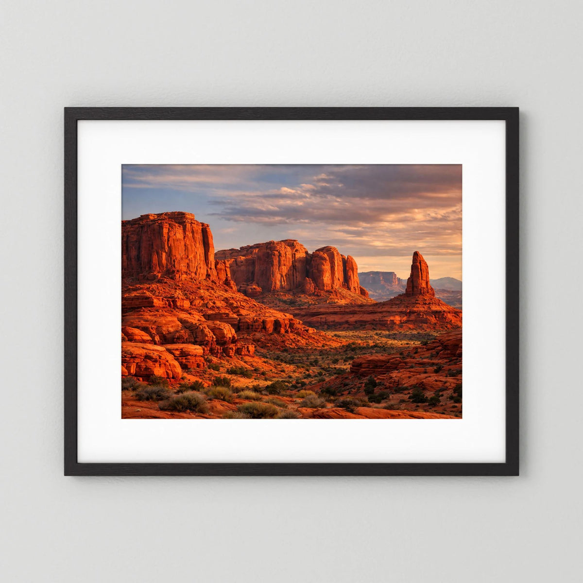 Wandbild mit roter Canyonlandschaft im Abendhimmel, schwarzer Rahmen und weißer Rand, Querformat.