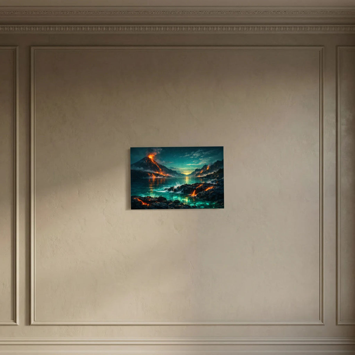 Kleines Querformat-Wandbild: Vulkanlandschaft am Meer mit leuchtender Lava bei Dämmerung