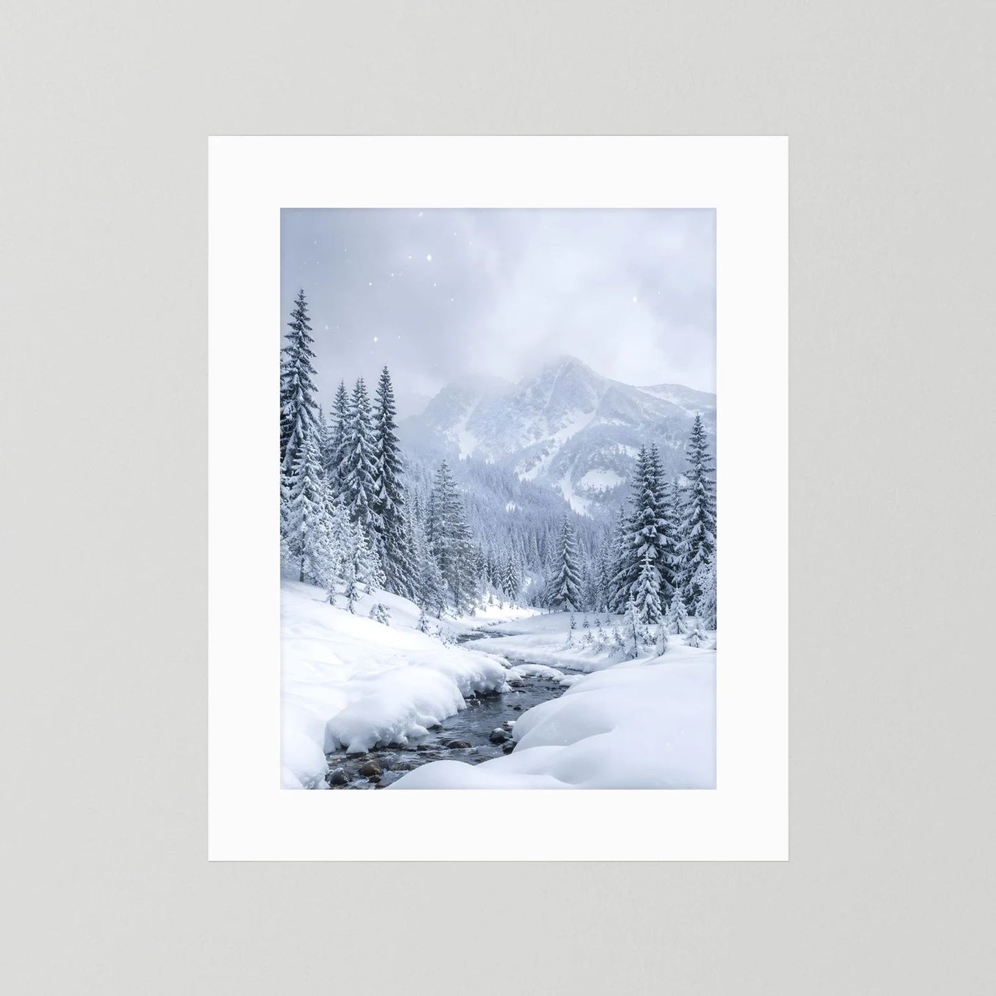 Winterlandschaft-Wandbild mit weißem Rand: verschneite Berge, Tannenwald und Schneebach.