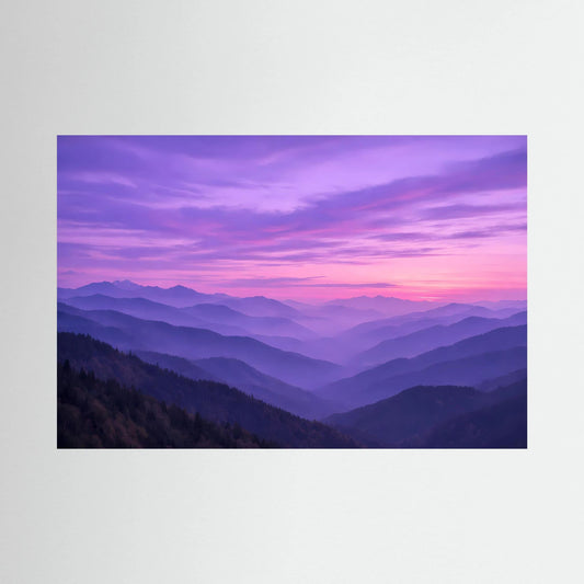 Querformatiges Poster mit violetter Berglandschaft und lila Abendhimmel