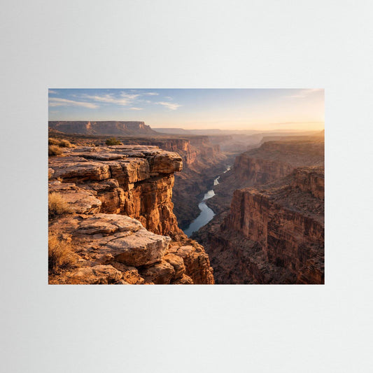 Panorama-Naturposter mit Canyonfelsen und Fluss in warmem Abendlicht, querformatig