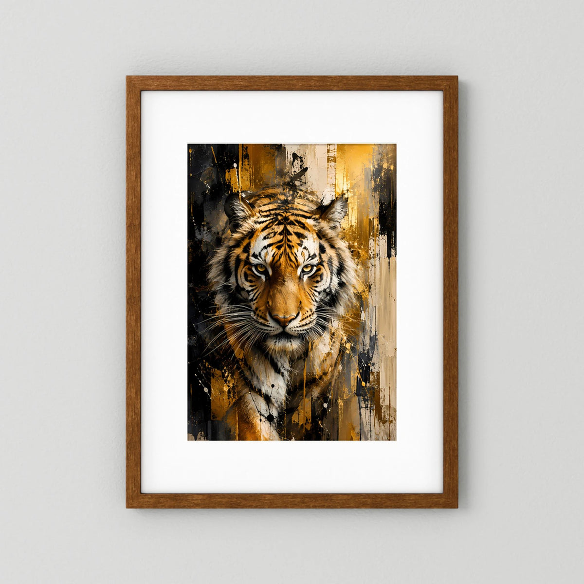 Tigerkunstposter im Hochformat mit braunem Holzrahmen und weißem Rand, abstraktes Gold-Schwarz-Porträt.