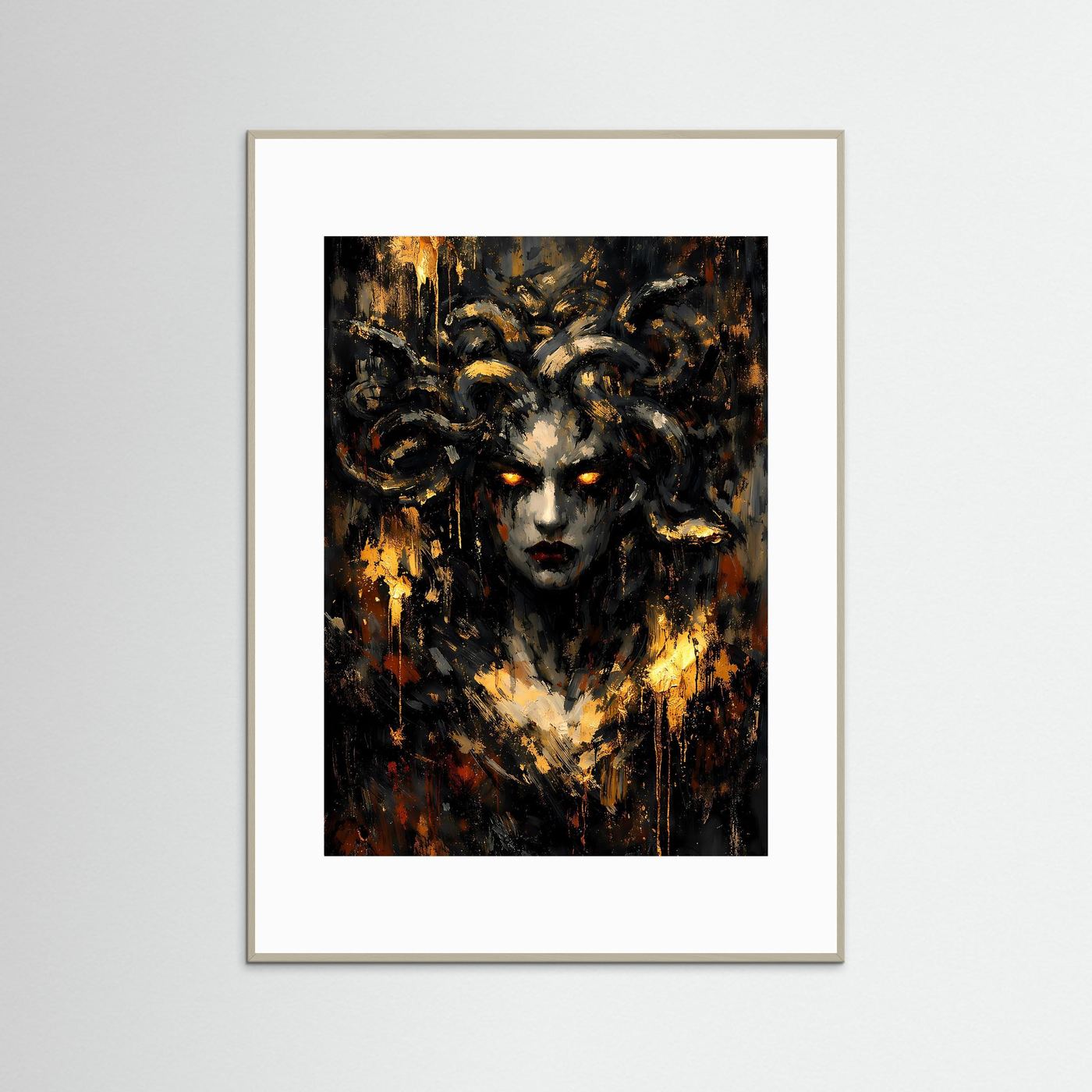 Poster mit Medusa-Gemälde: schwarzer Hintergrund, Goldakzente, grauer Holzrahmen
