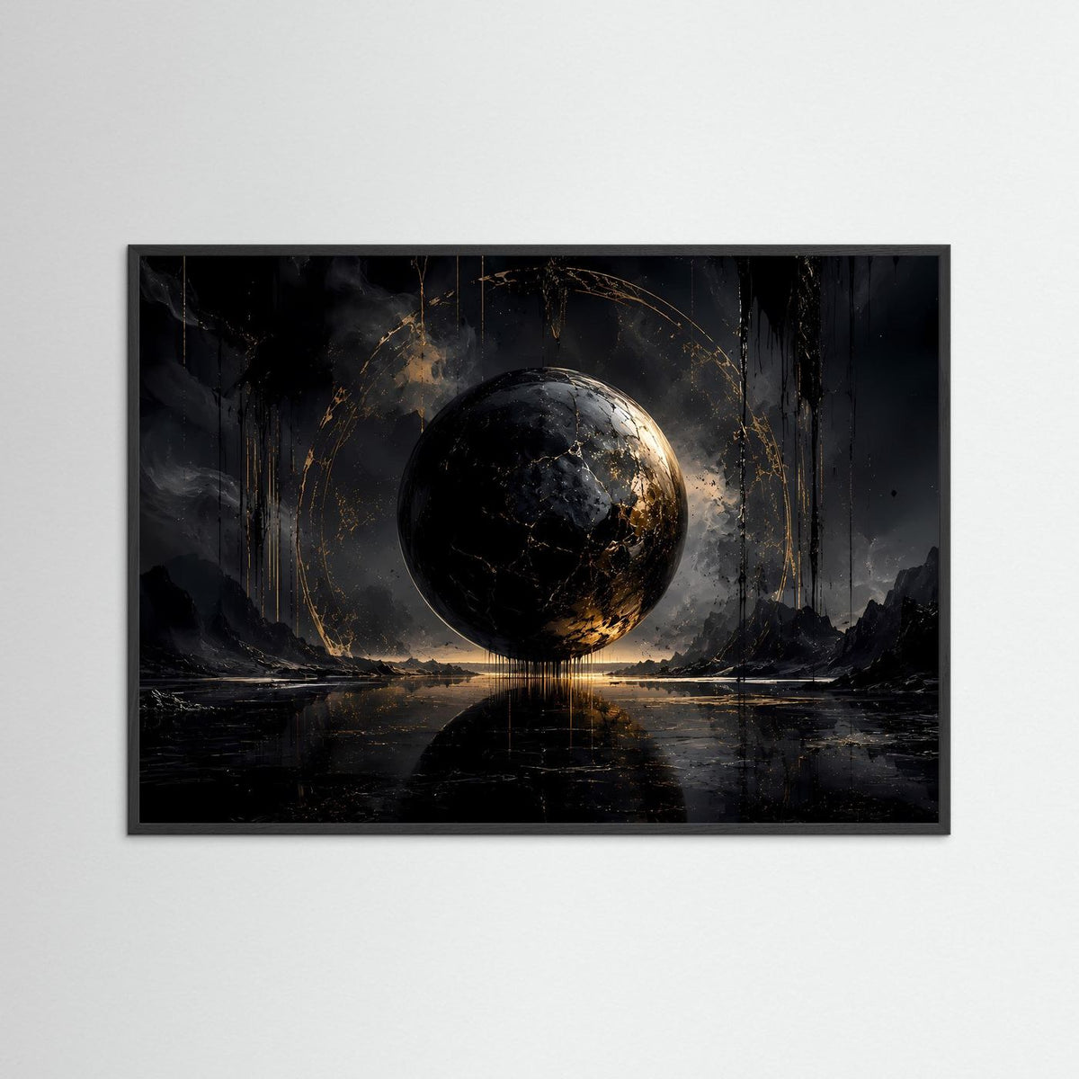 Modernes Wandbild mit schwarzer Gold-Sphäre und dunkler Landschaft, Querformat, schwarzer Rahmen