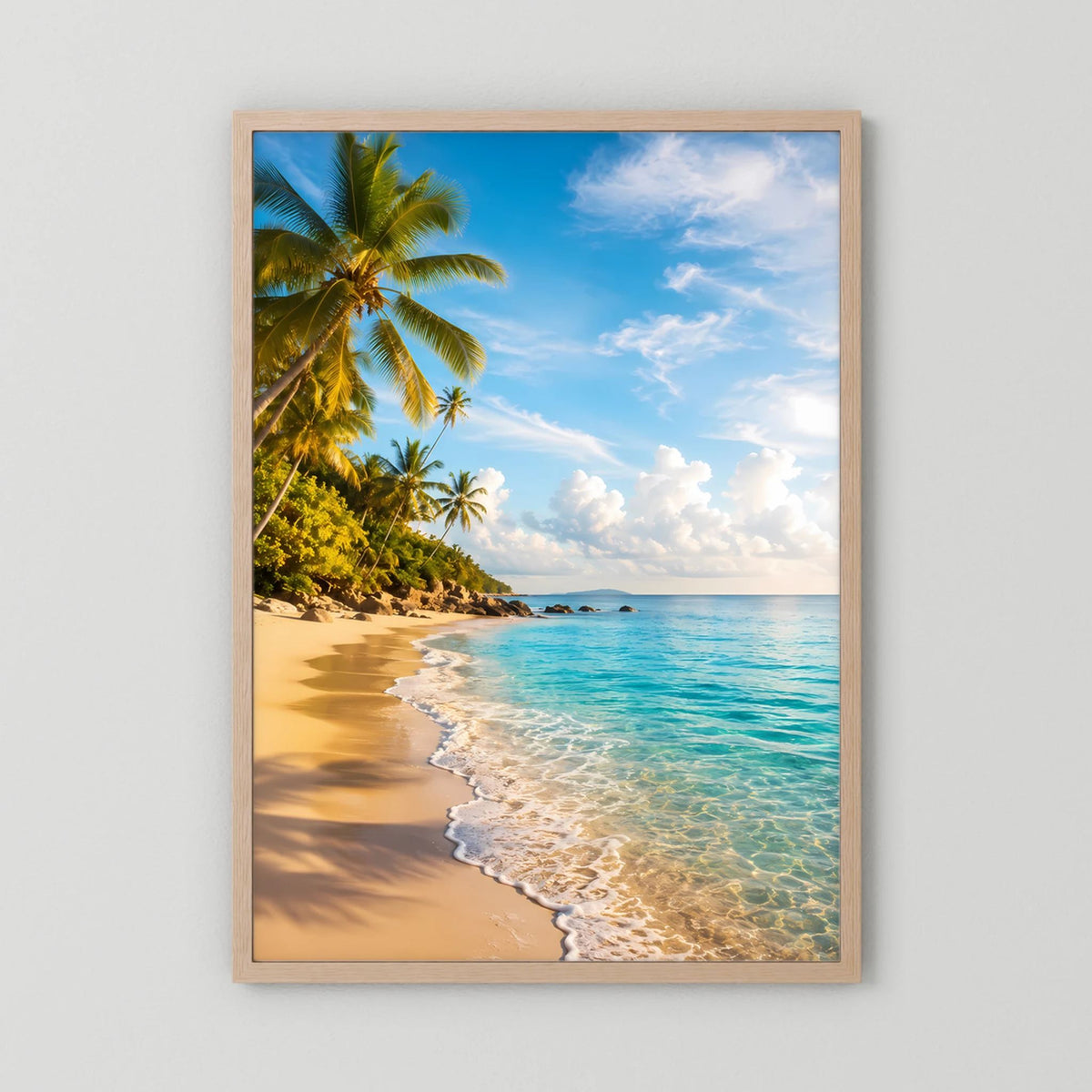 Hochformat-Poster im beigen Holzrahmen: Palmenstrand, türkisblaues Meer und goldener Sand