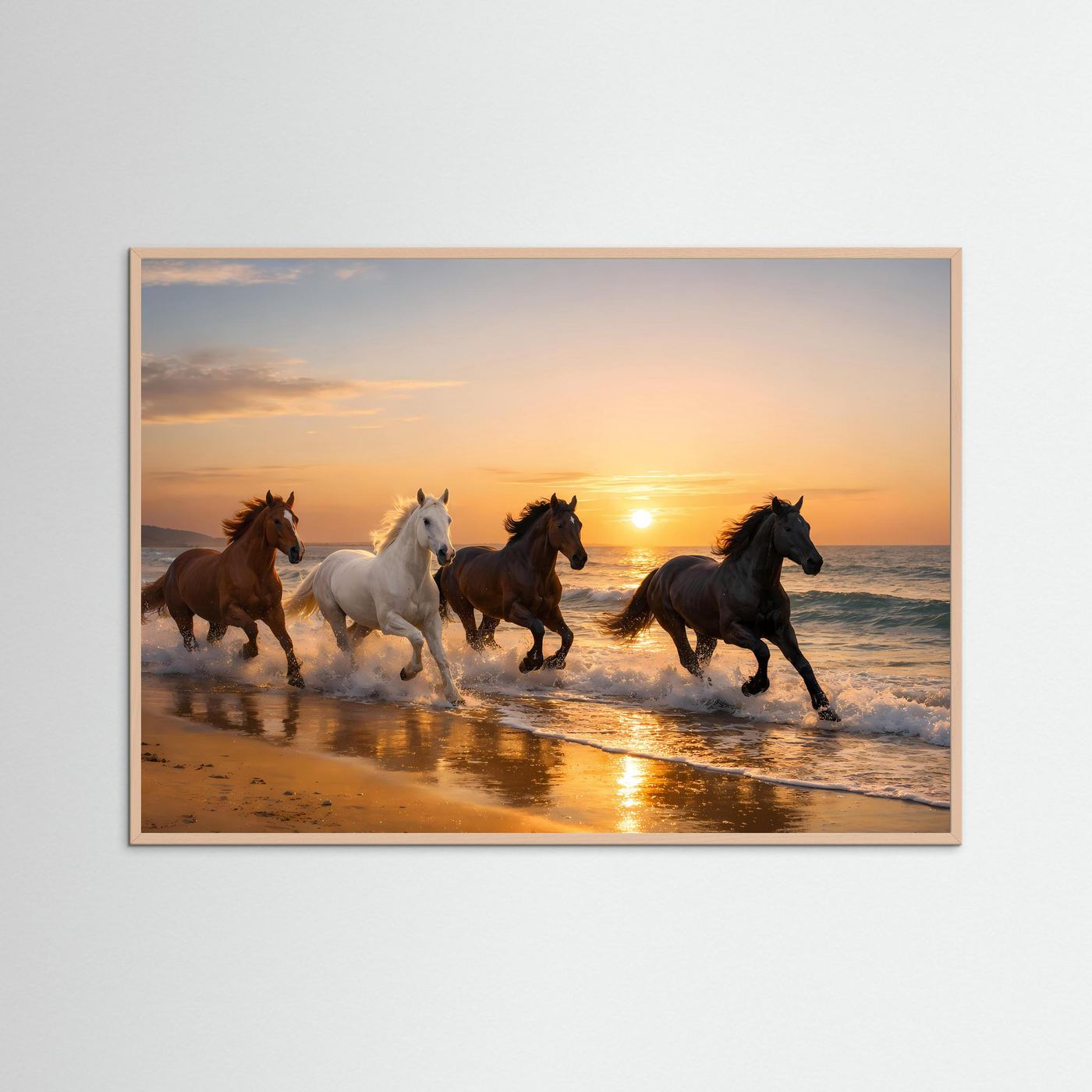 Querformatiges Pferde-Strandposter mit vier Pferden auf dem Strand bei Sonnenuntergang, goldener Rahmen