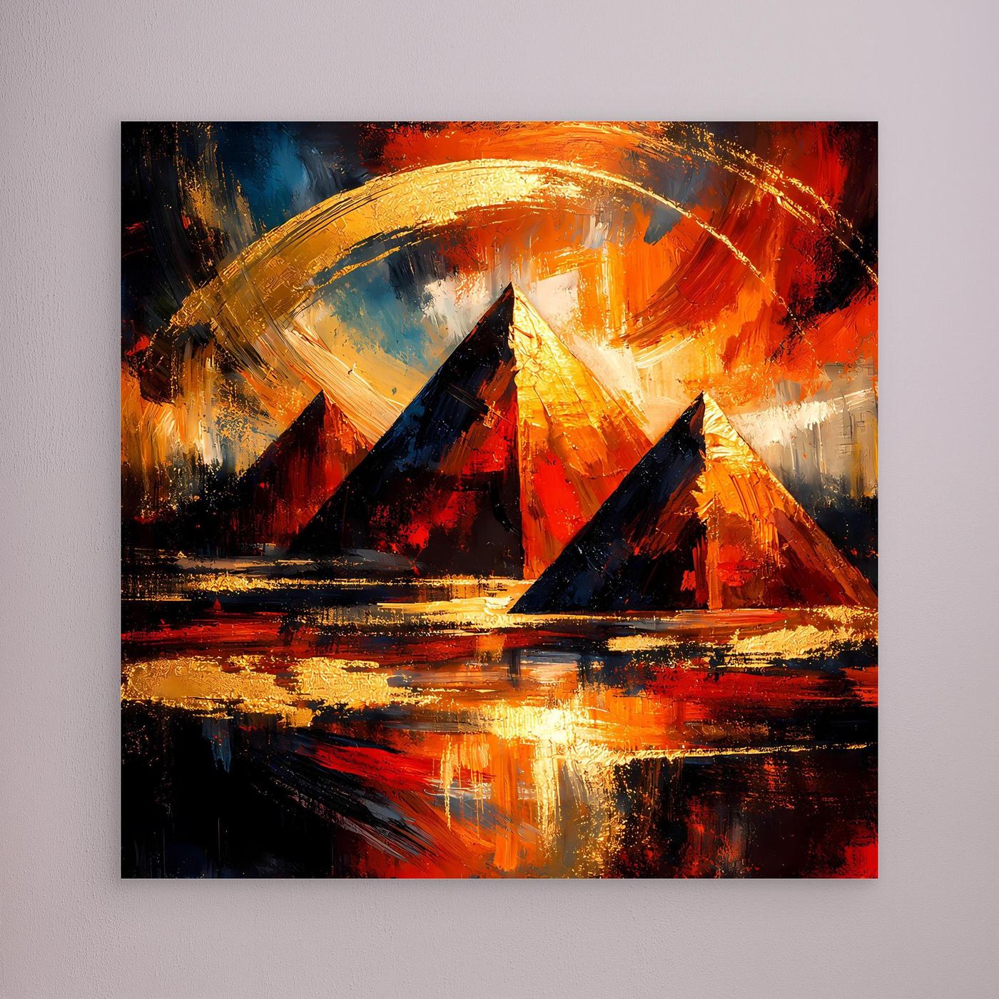 Leinwandbild mit abstrakten Pyramiden, goldene Akzente und rot-orange Farbschichten