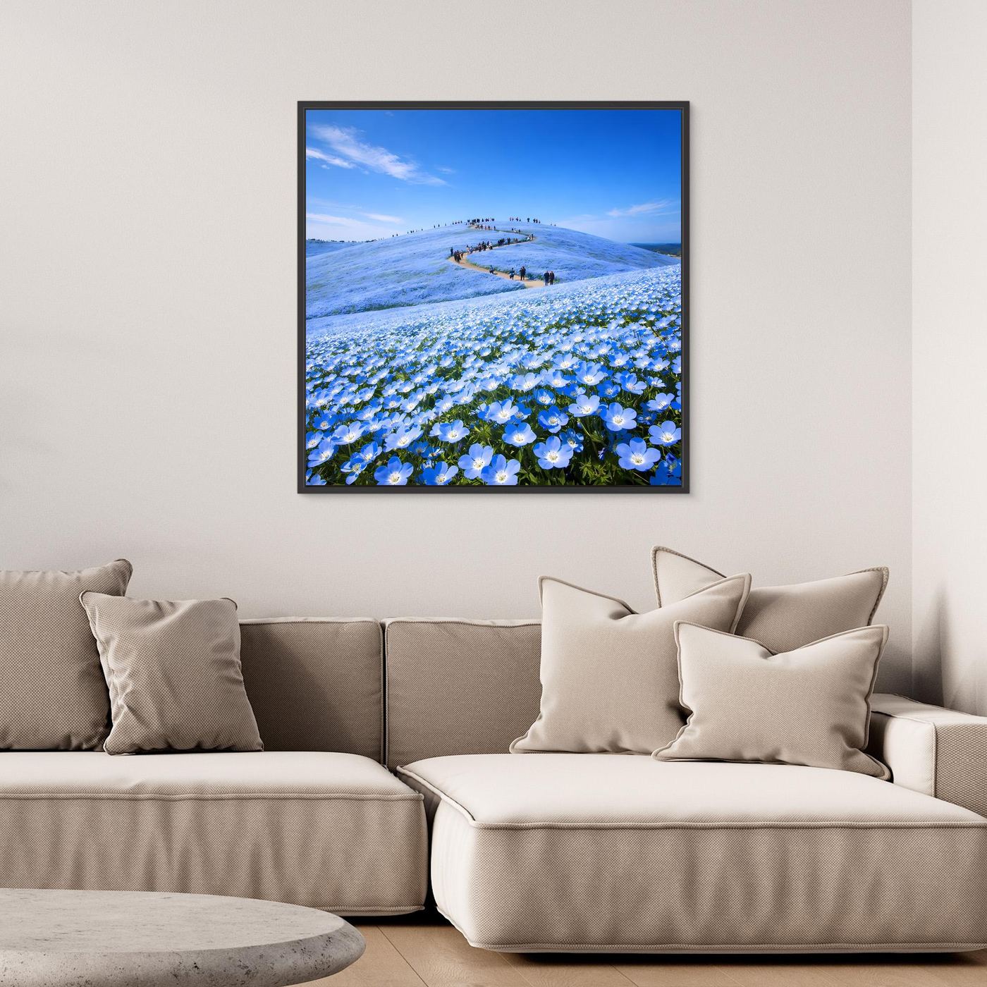 Leinwandbild mit blauem Blütenmeer und Hügeln, mit dunklem Rahmen im Querformat