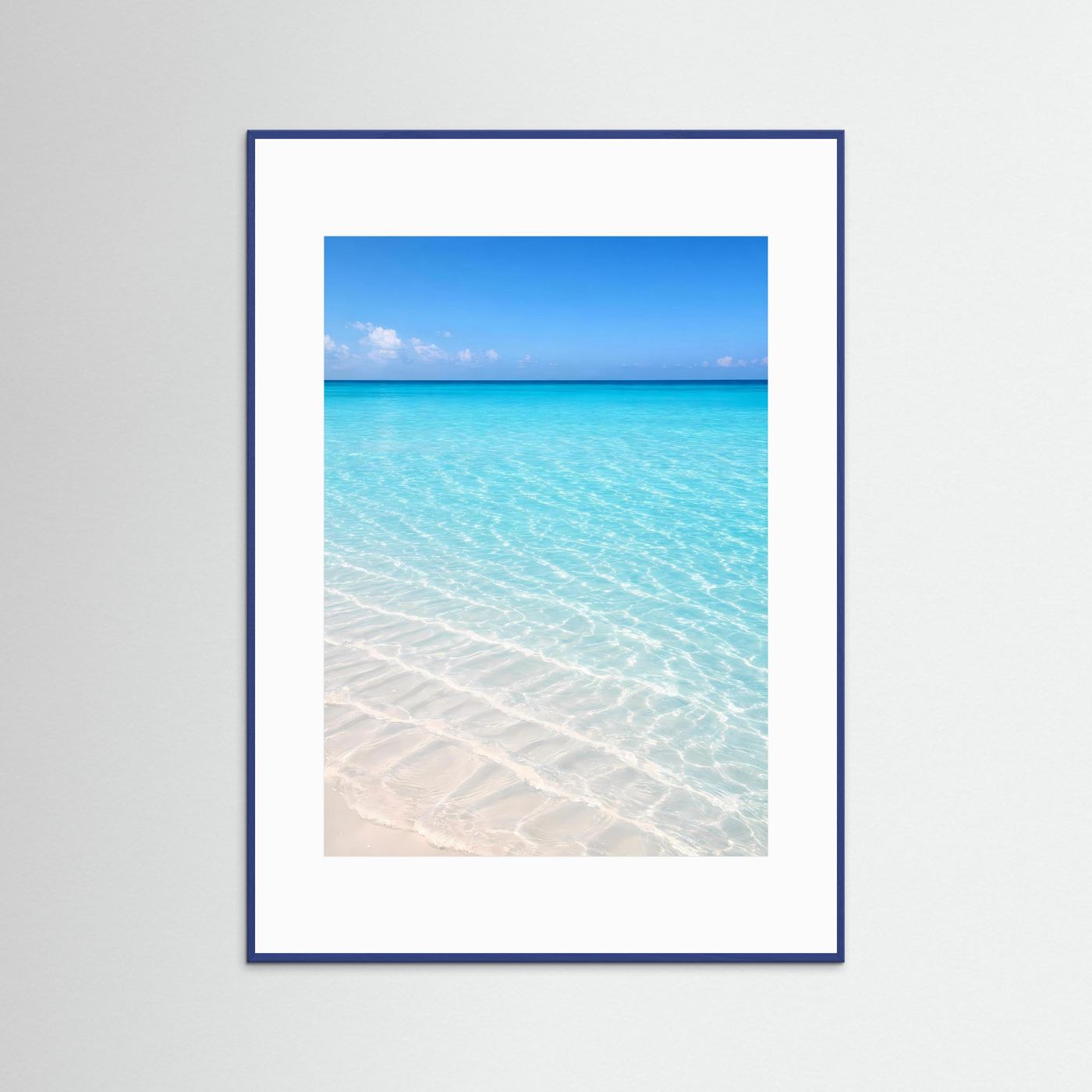 Hochformatiges Ozeanposter mit blauem Rahmen, türkisblaues Meer und hellem Strand