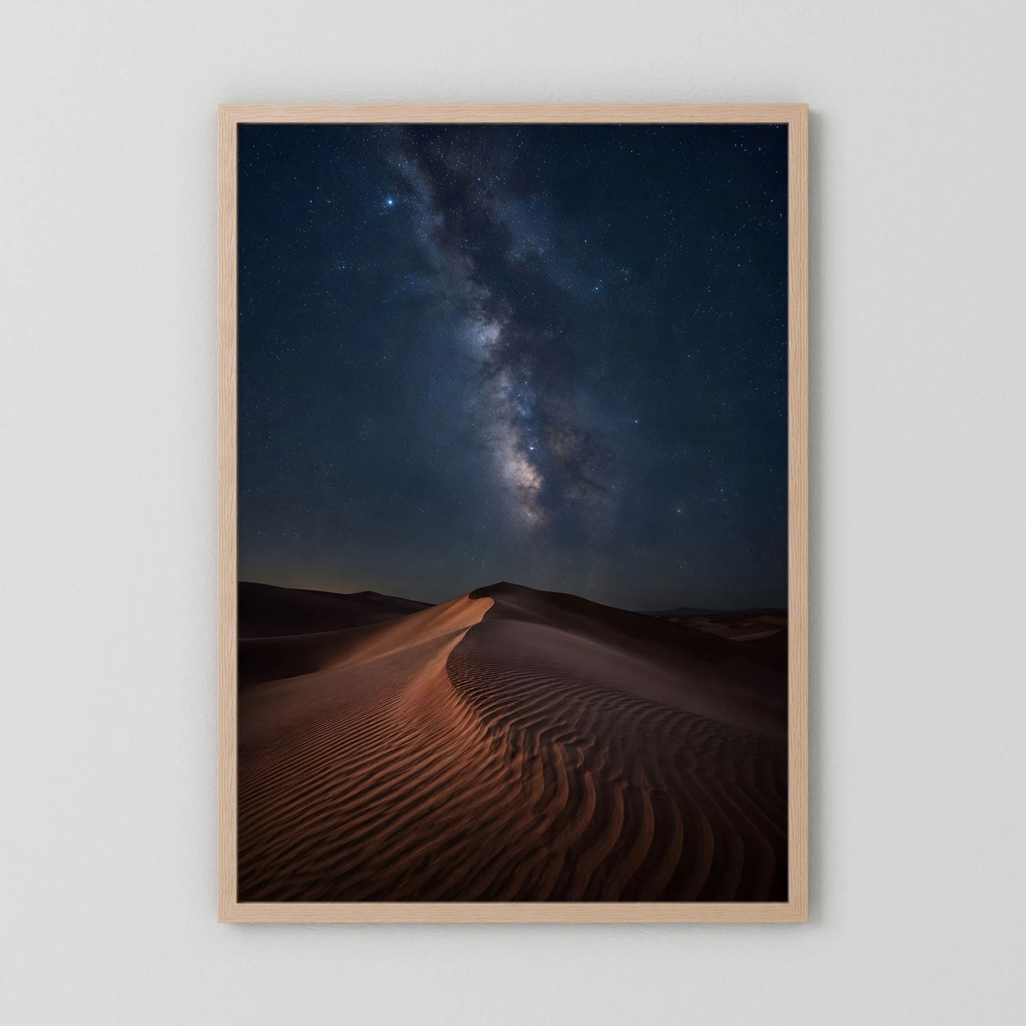 Poster mit Sanddünen bei Nacht, Milchstraße und Sternenhimmel, heller Holzrahmen