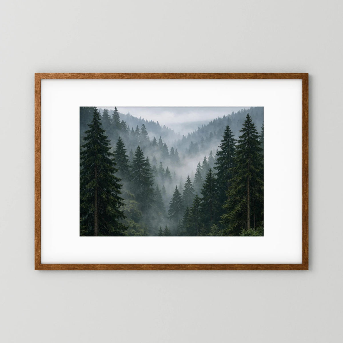 Wandbild Querformat mit Nebelwald und Tannen, Holzrahmen mit weißem Passepartout