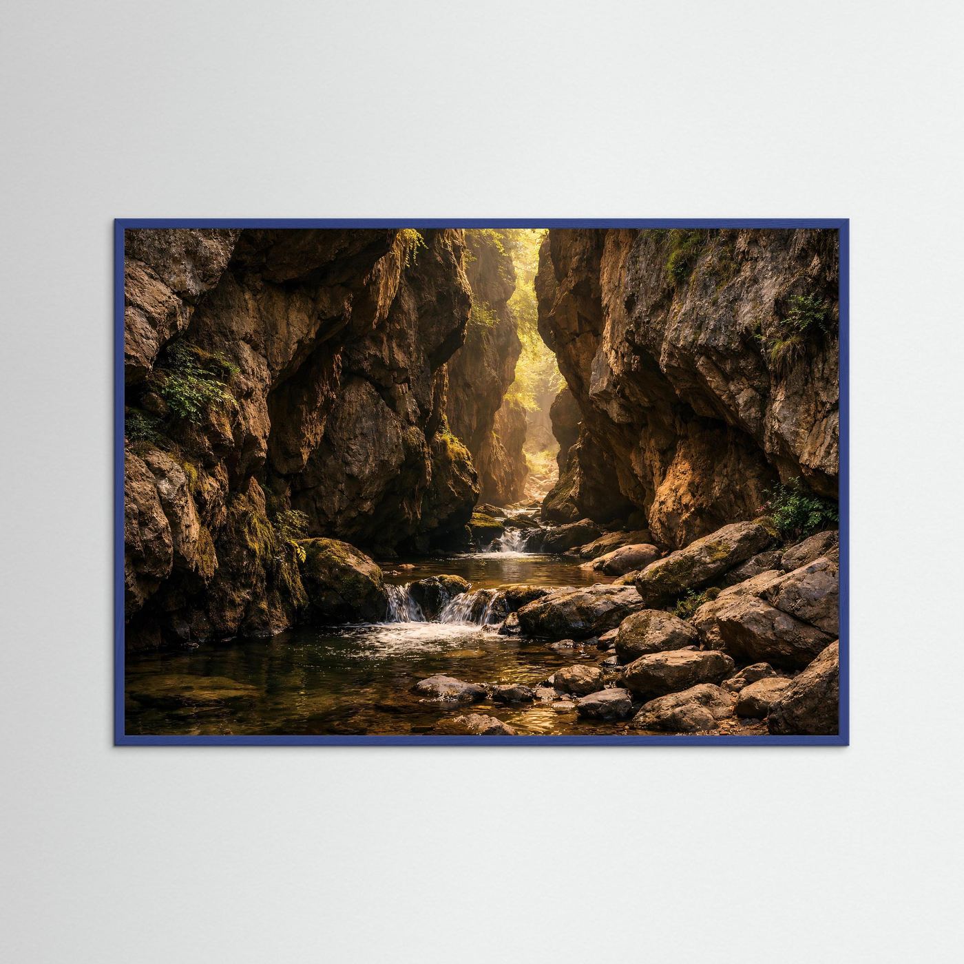 Geheimnisvolle Schlucht im Sonnenlicht | Fluss & Natur Poster Querformat