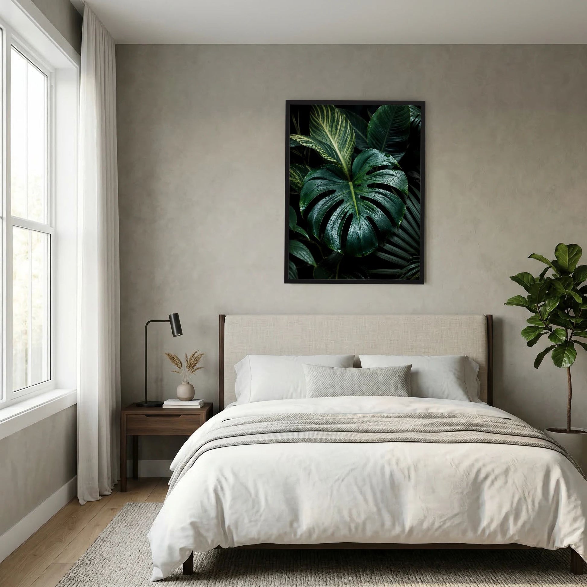 Poster mit Monstera-Blättern in dunkelgrün, schwarzer Rahmen.