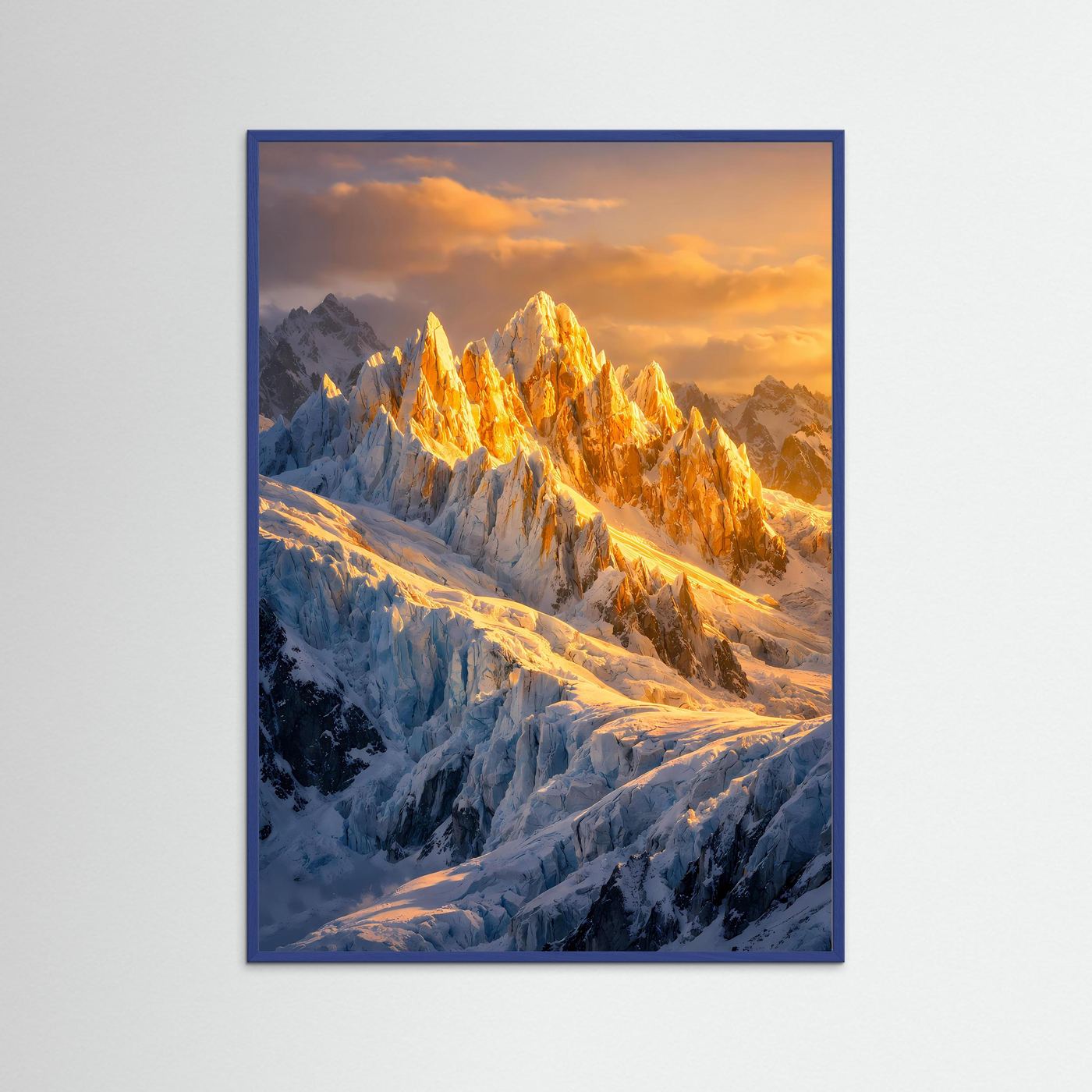 Bergposter im Hochformat mit blauem Holzrahmen und gelb-orangem Sonnenaufgang