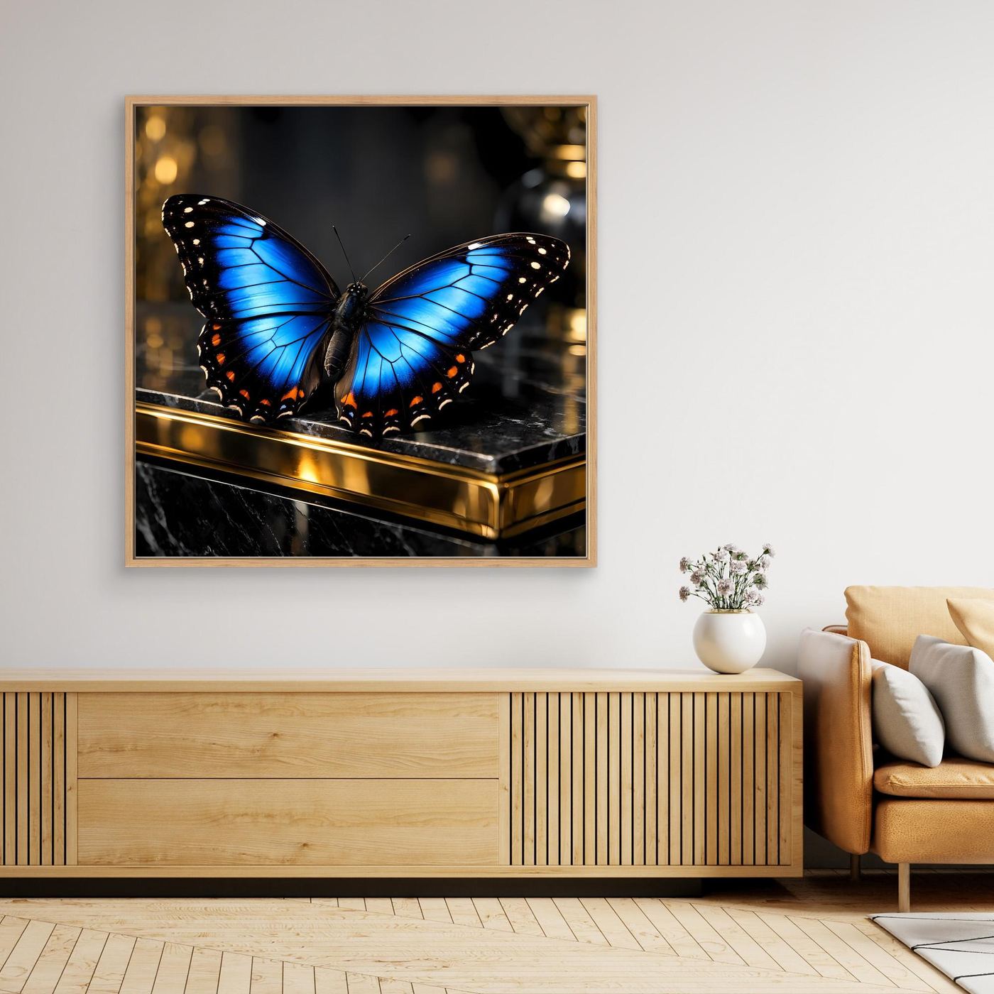 Gerahmtes Leinwandbild mit blauem Schmetterling, goldener Leiste und schwarzem Muster