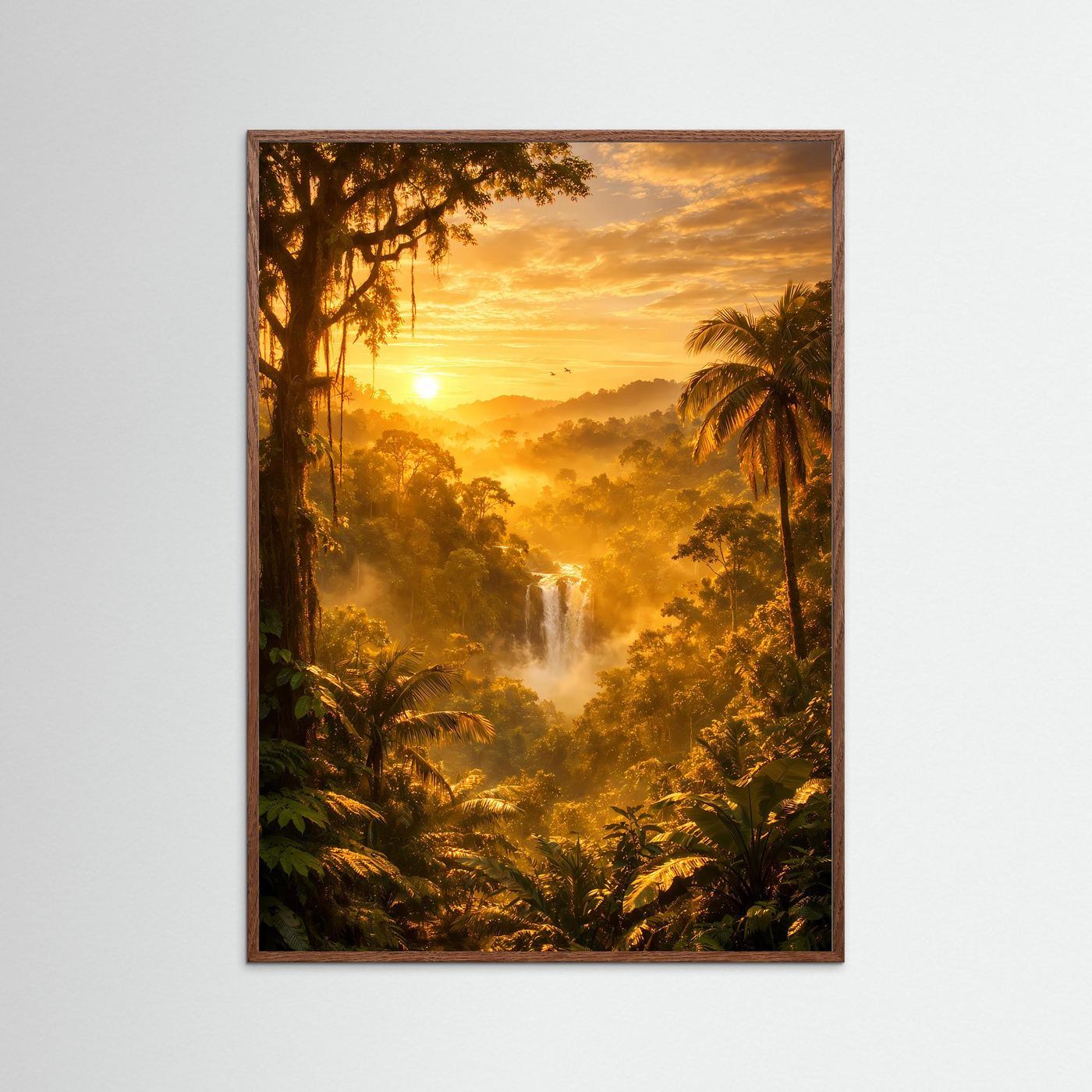 Hochformatiges Dschungel-Poster mit Wasserfall im Sonnenuntergang, brauner Holzrahmen