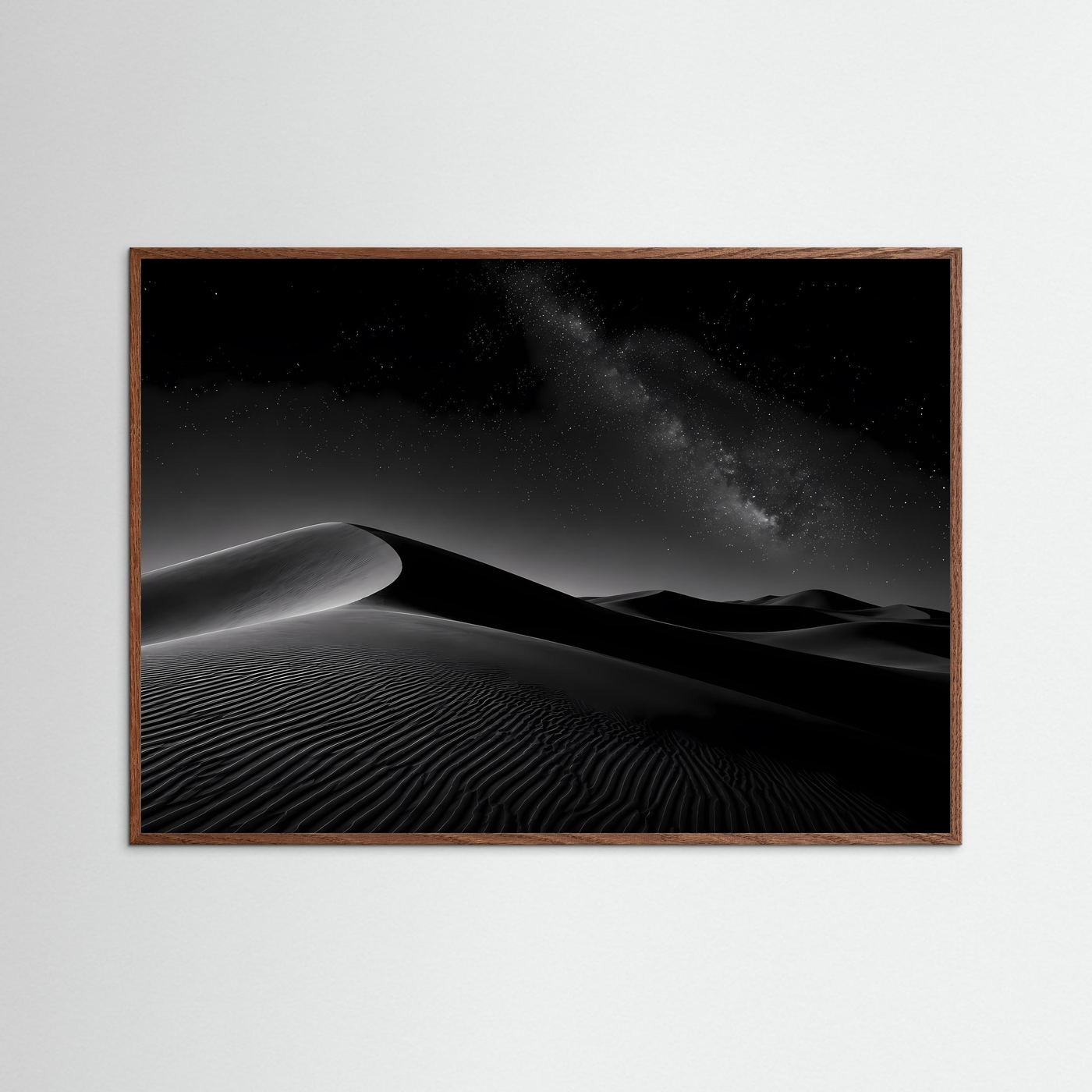 Querformat-Poster mit dunkelbraunem Holzrahmen: Sanddünen bei Nacht, Milchstraße