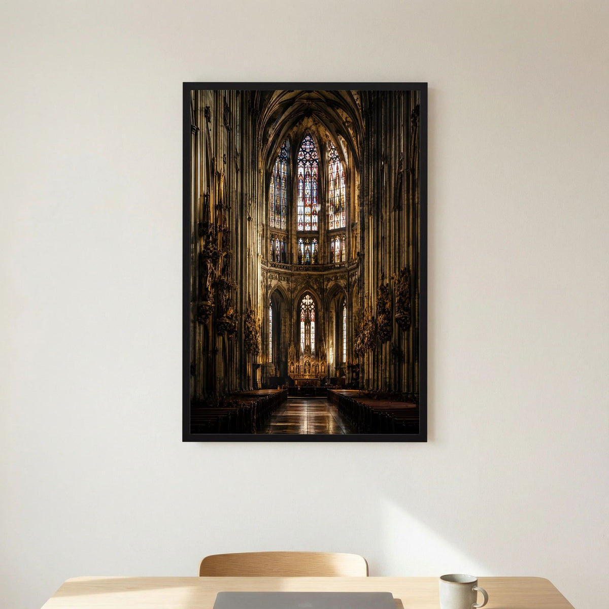 Gerahmtes Kunstposter: gotischer Kircheninnenraum mit Buntglasfenster, schwarz gerahmt