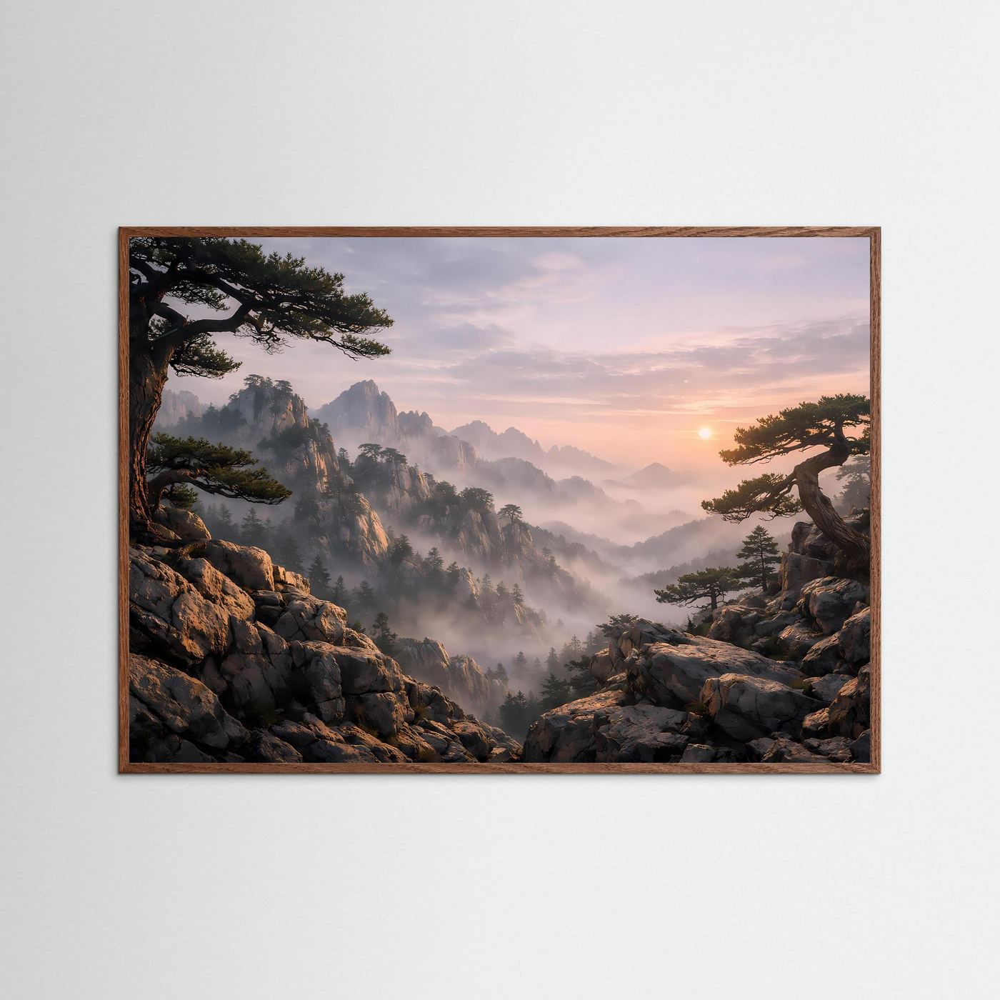 Gerahmtes Naturposter Querformat mit Nebelbergen, Felsklippen und Kiefern im Sonnenaufgang