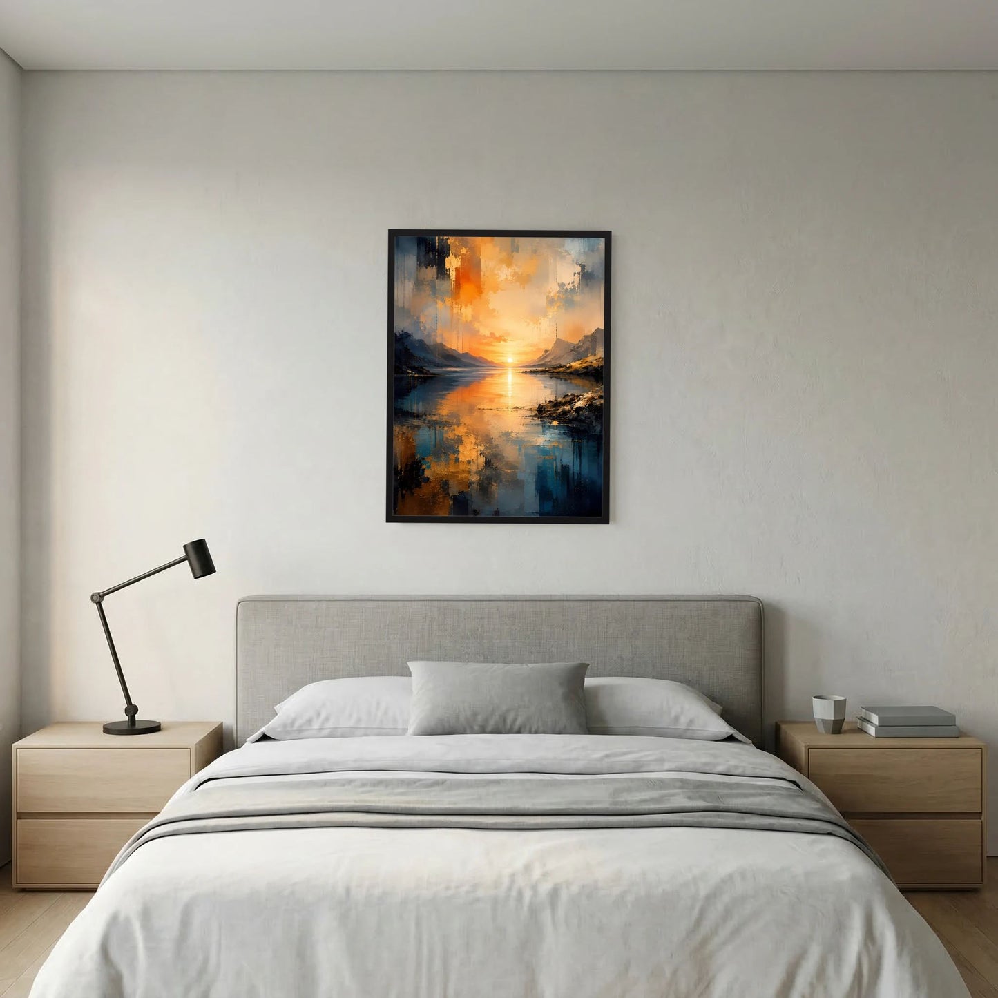 Gerahmtes Poster (Hochformat) mit spiegelnder Wasseroberfläche, Bergen und orangefarbener Sonne