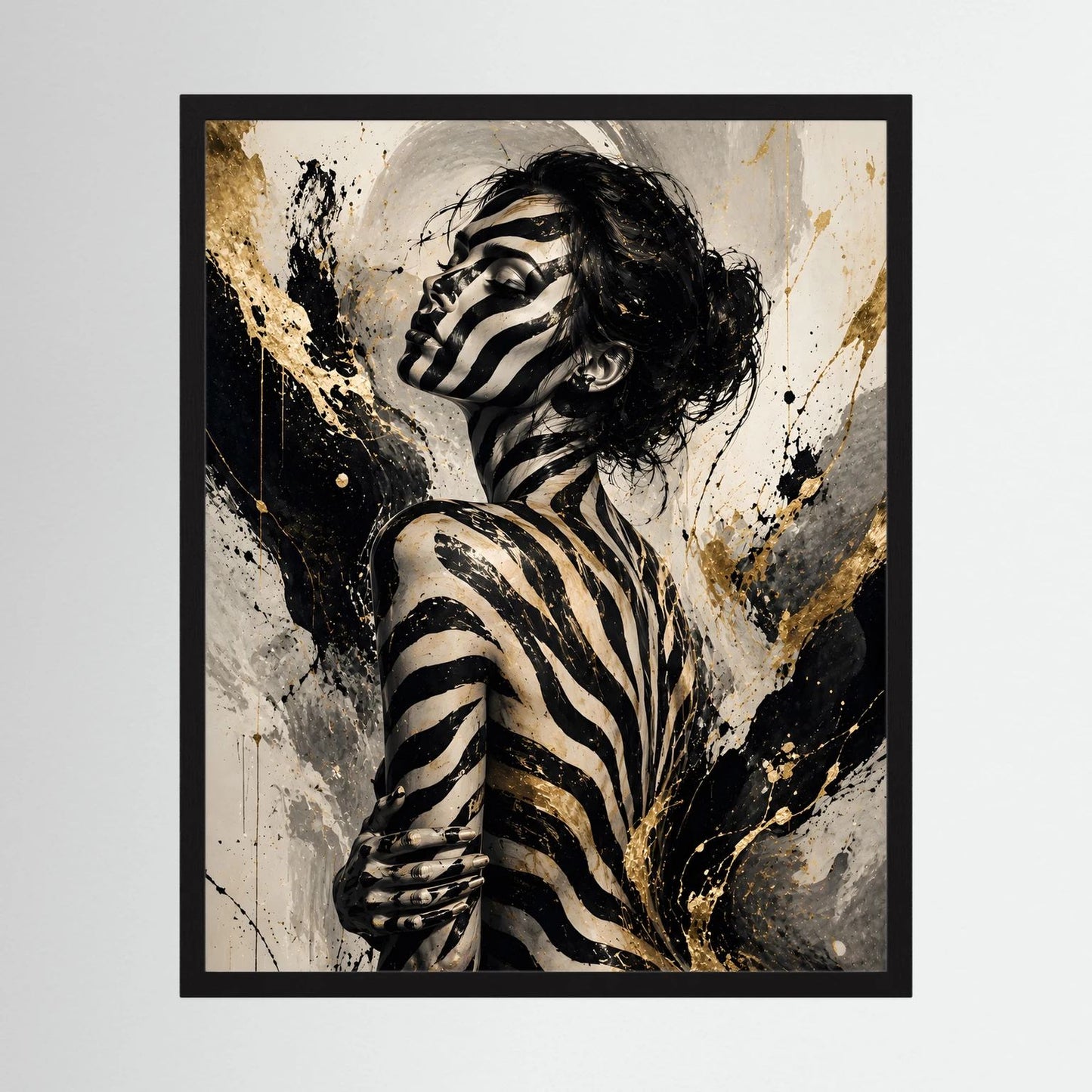Gerahmtes Hochformat-Poster: Frauengesicht im Zebra-Bodypainting, Schwarz-Goldspritzer