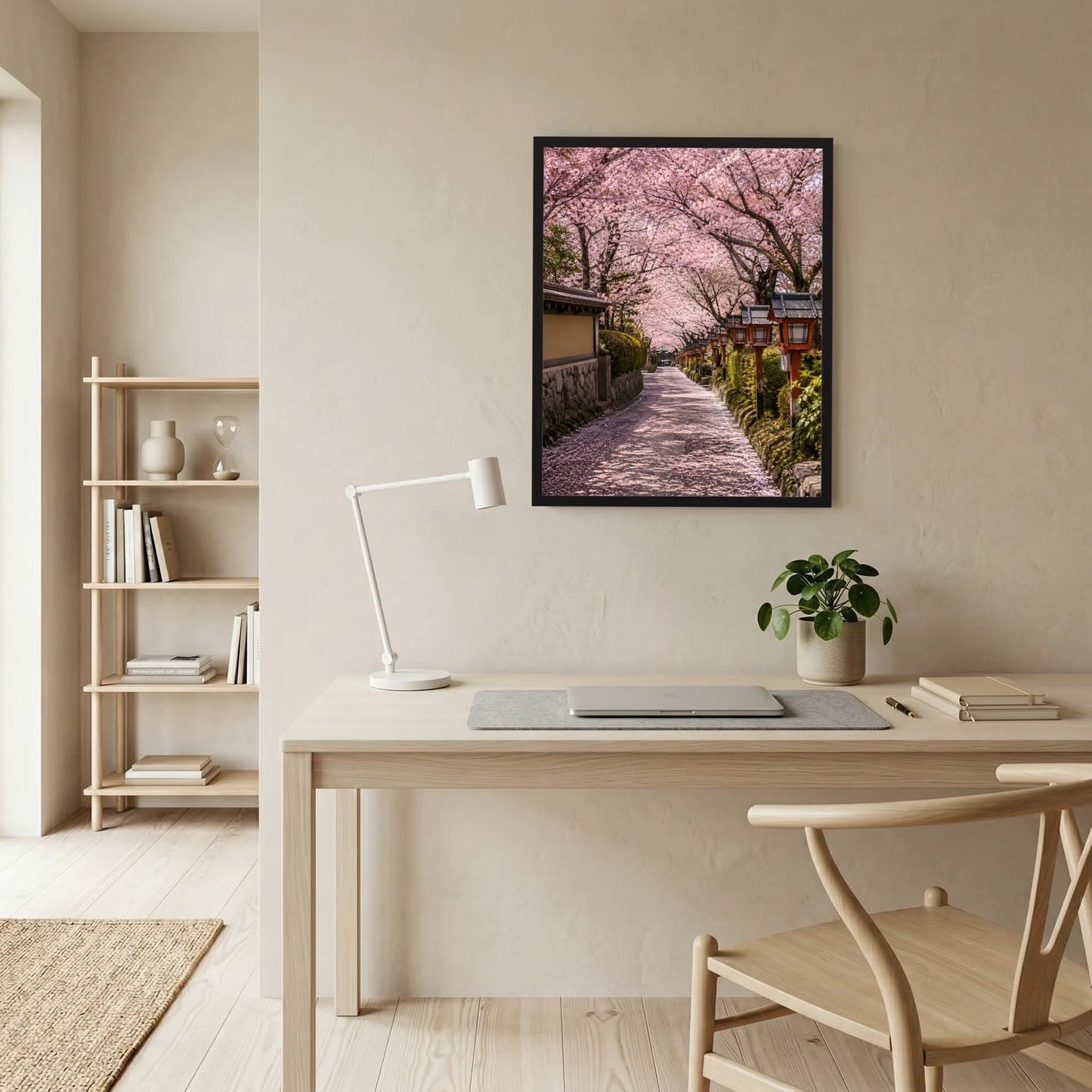 Kleines gerahmtes Hochformat-Poster mit Kirschblütenallee, rosa Blüten und Laternen