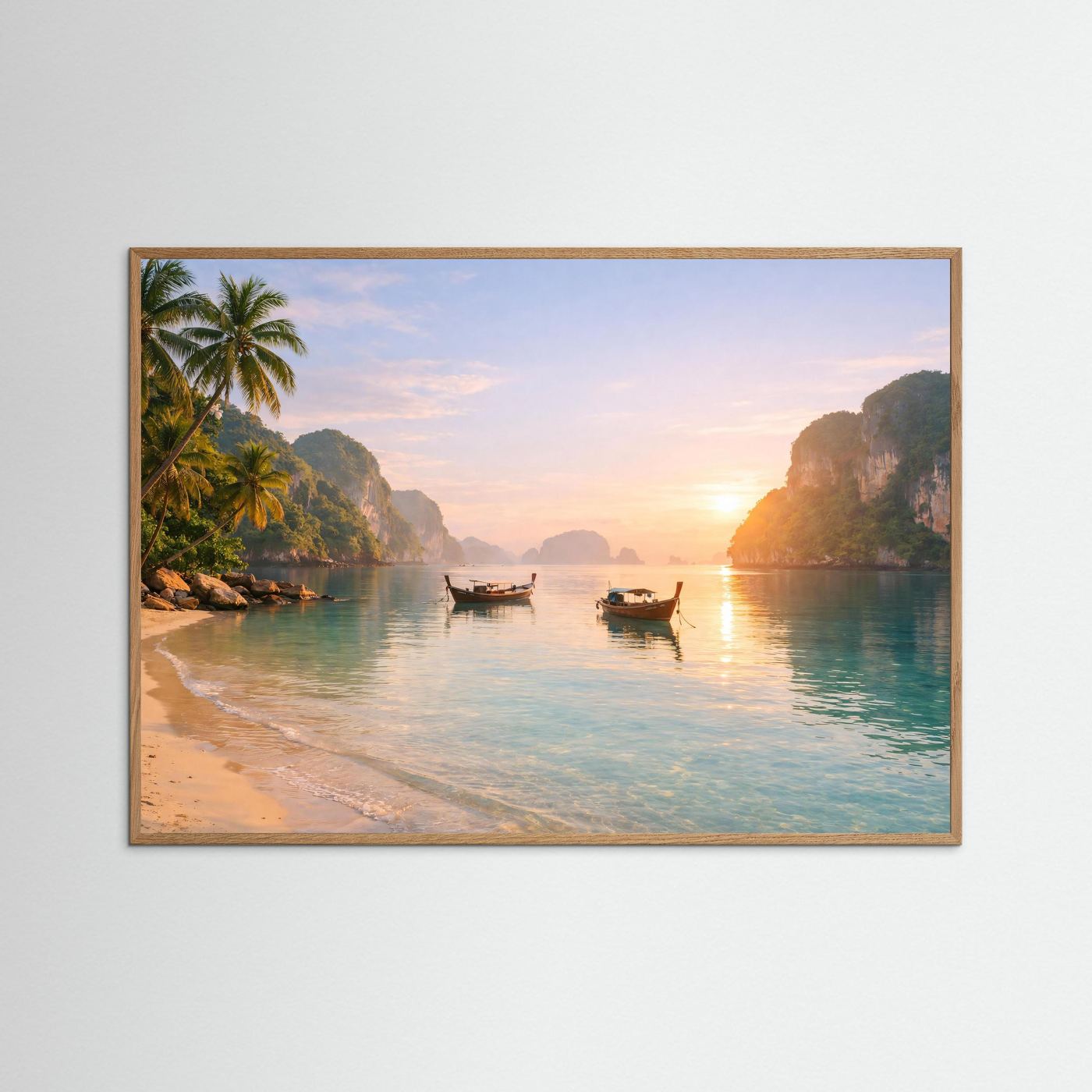 Poster im Querformat mit hellem Eichenrahmen: Sonnenaufgang an tropischer Bucht mit Booten