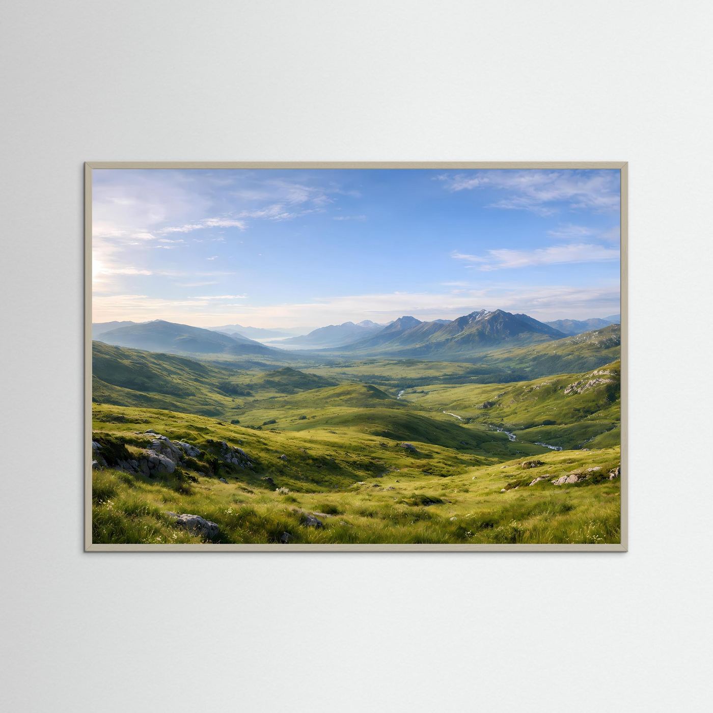 Naturpanorama-Poster mit grünen Wiesen, Bergketten und blauem Himmel, heller Holzrahmen
