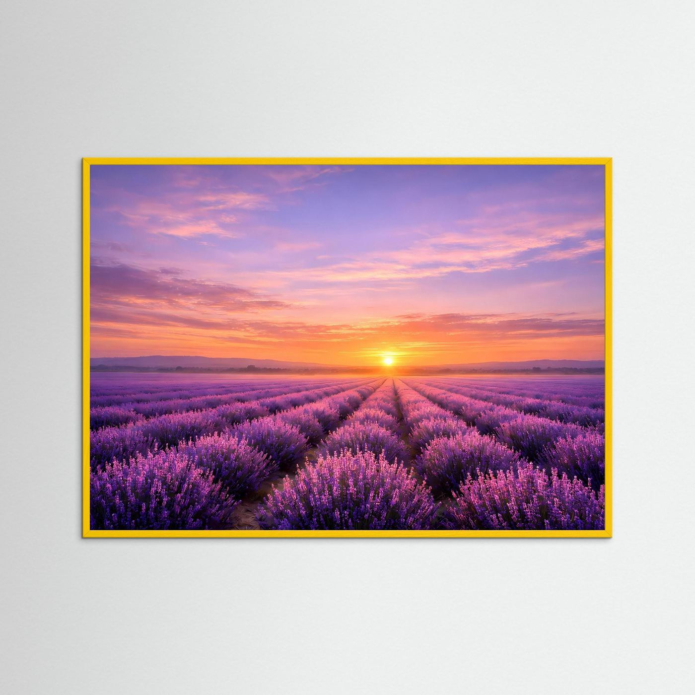 Wandbild mit Lavendelfeld und Sonnenuntergang im gelben Rahmen