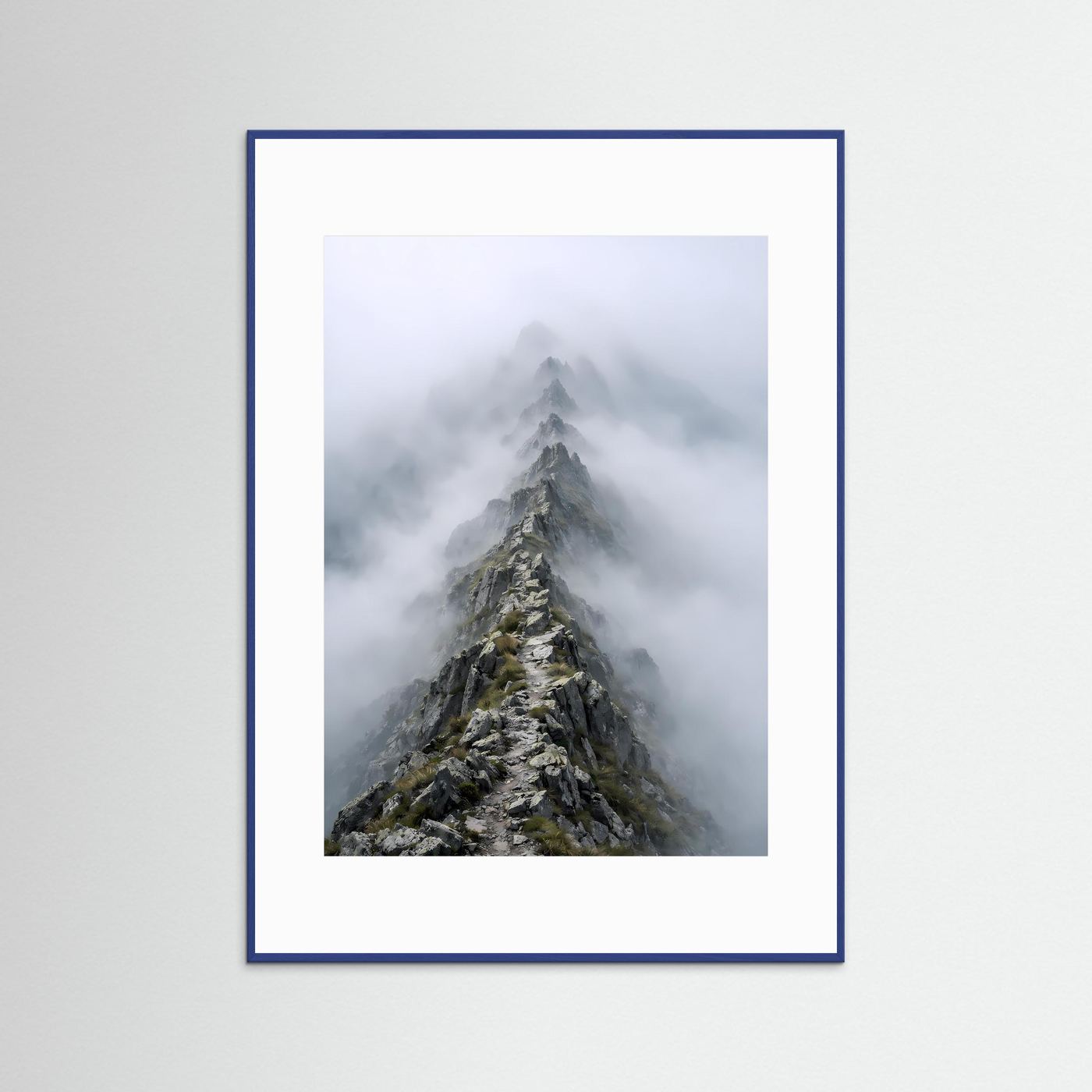 Hochformatiges Poster mit Bergspitze im Nebel, blau gerahmt