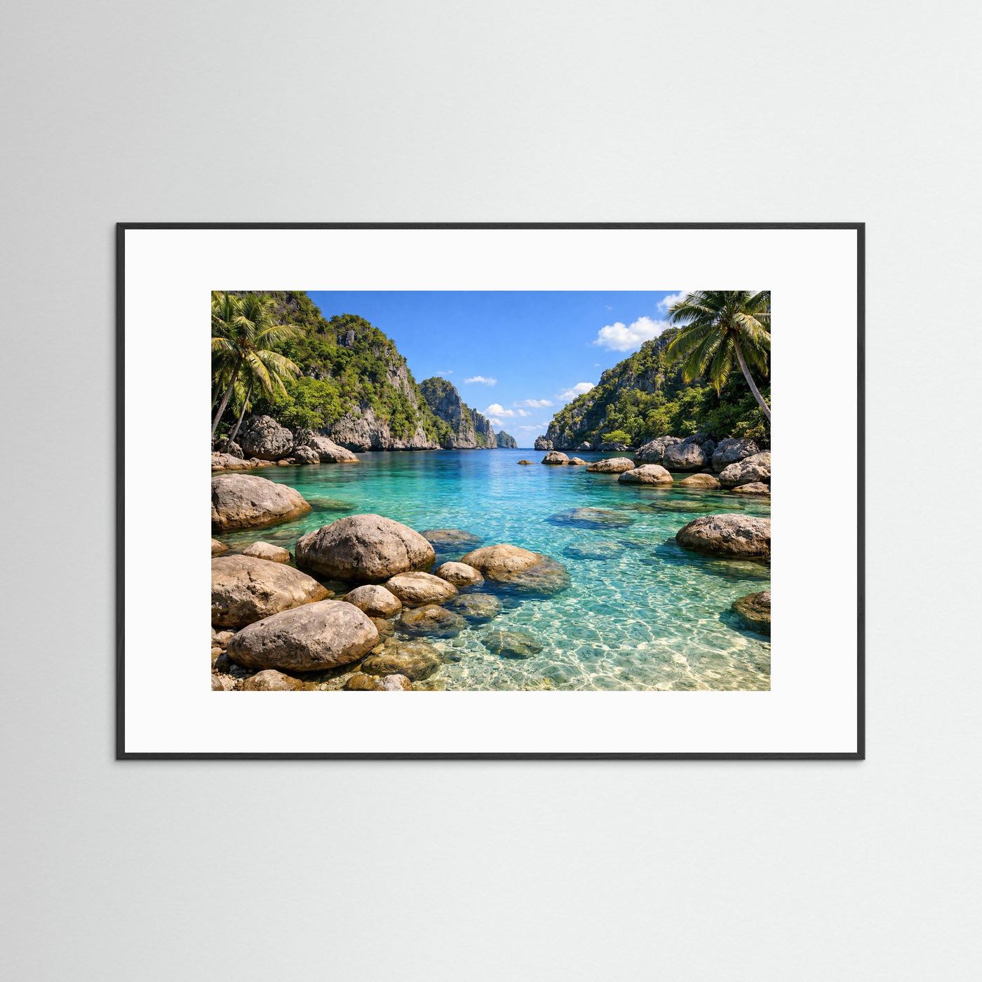 Naturmeer-Poster im Querformat mit Palmen und Felsen, schwarz gerahmt mit weißem Rand