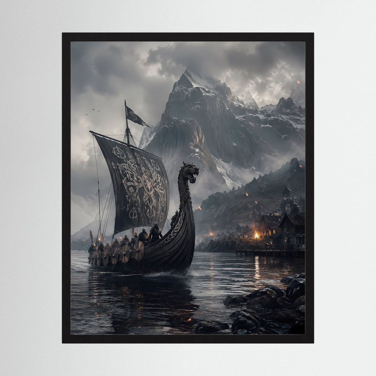 Gerahmtes Hochformatposter: Wikinger-Langschiff auf dunklem Fjord, Berge im Hintergrund